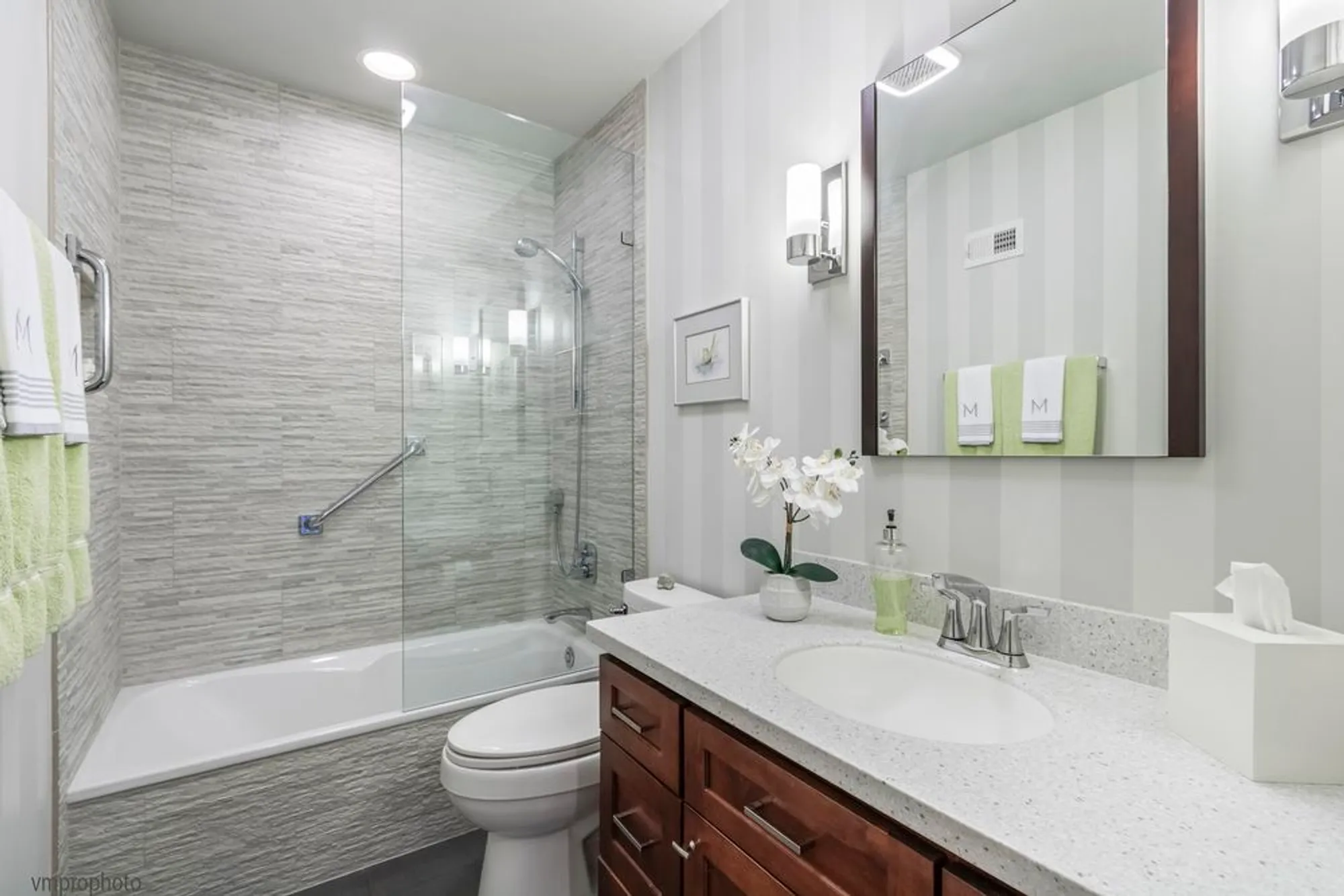 Property Slideshow image 22 of 37 | 68 thornhill ln, Lake Barrington, IL, 60010