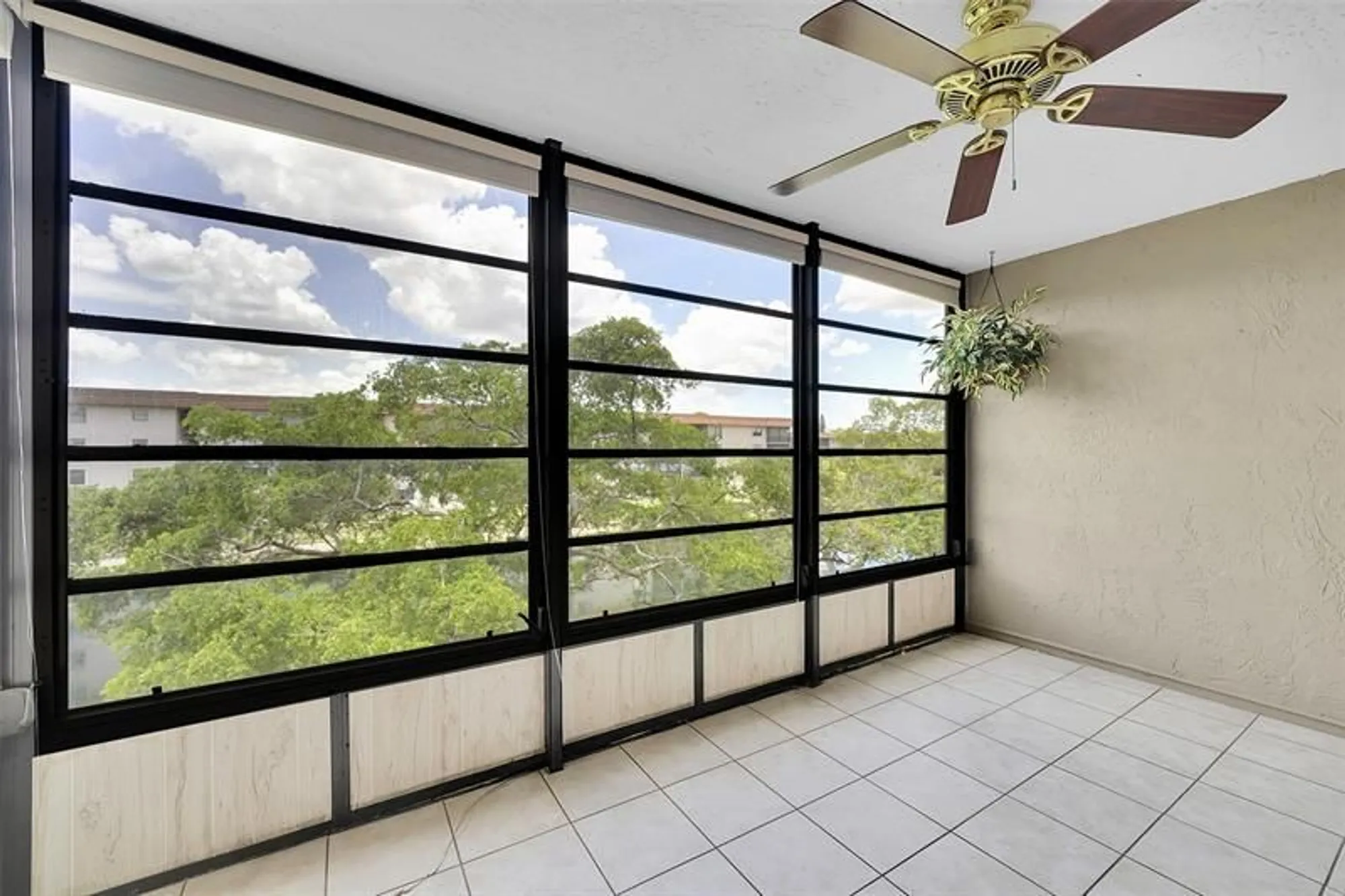Property Slideshow image 14 of 30 | 4950 e sabal palm blvd 302, Tamarac, FL, 33319