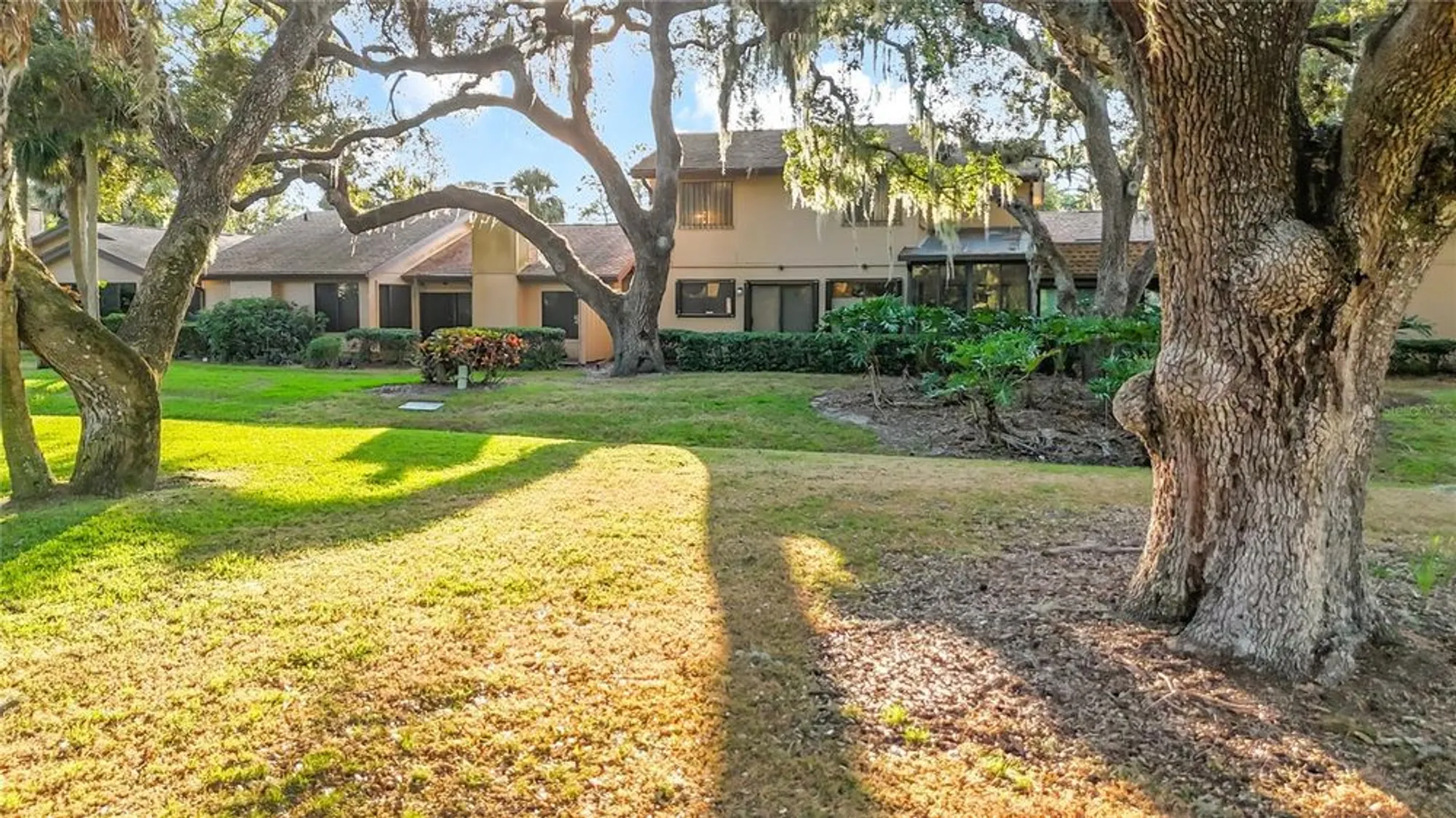 Property Slideshow image 33 of 43 | 4683 oak hollow dr 3, Sarasota, FL, 34241