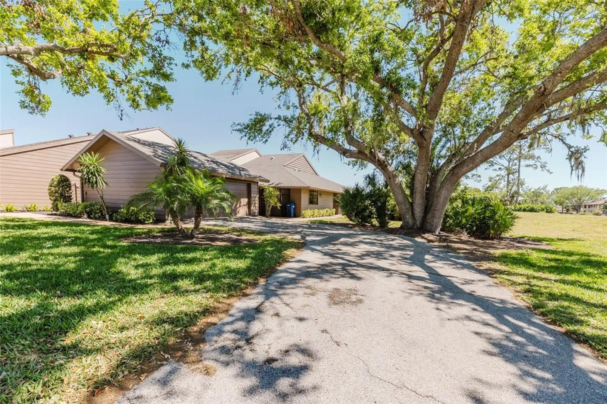 Property Slideshow image 10 of 53 | 5604 doral dr, Sarasota, FL, 34243