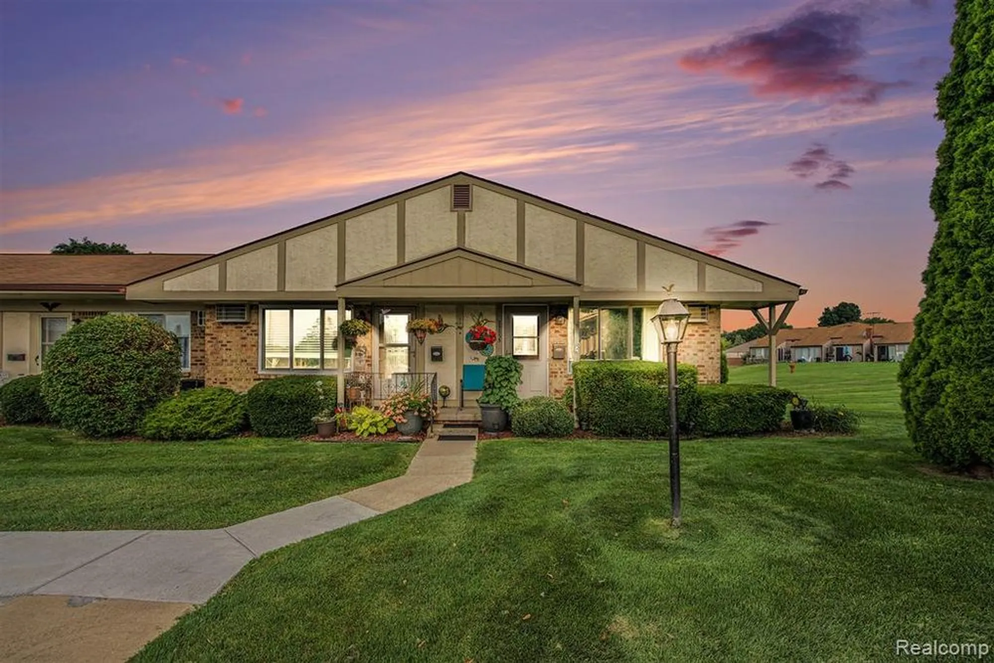Property Slideshow image 2 of 28 | 25235 franklin ter # 8, South Lyon, MI, 48178