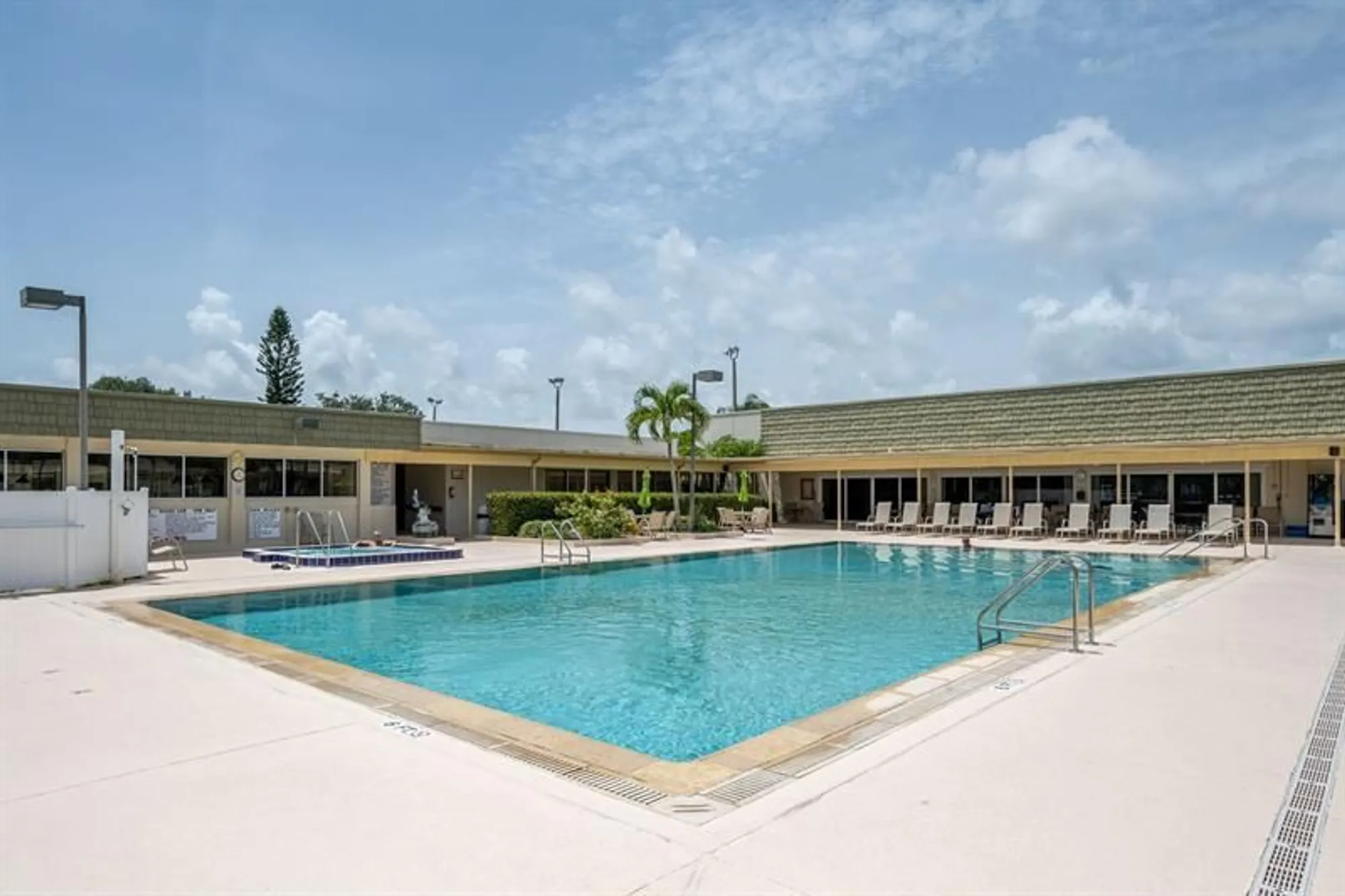 Property Slideshow image 13 of 34 | 44 vista gardens trl apt 206, Vero Beach, FL, 32962