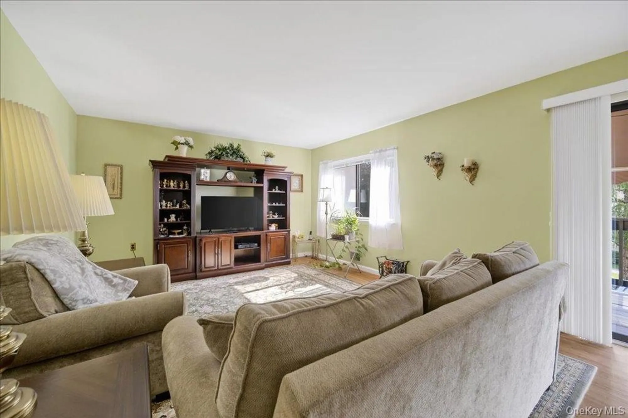 Property Slideshow image 6 of 44 | 129c columbia ct, Yorktown Heights, NY, 10598