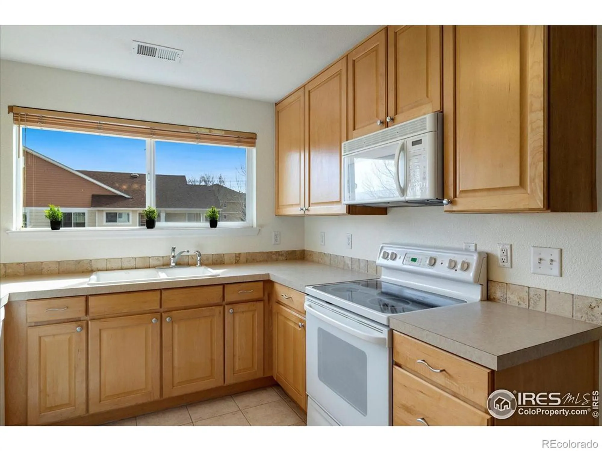 Property Slideshow image 10 of 33 | 4615 hahns peak dr unit 202, Loveland, CO, 80538