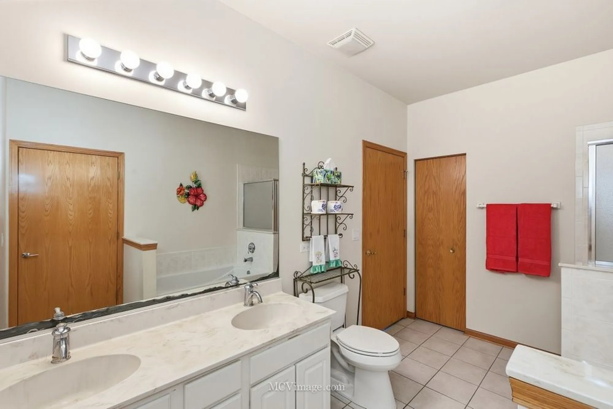 Property Slideshow image 19 of 34 | 21525 lake saint clair dr, Crest Hill, IL, 60403