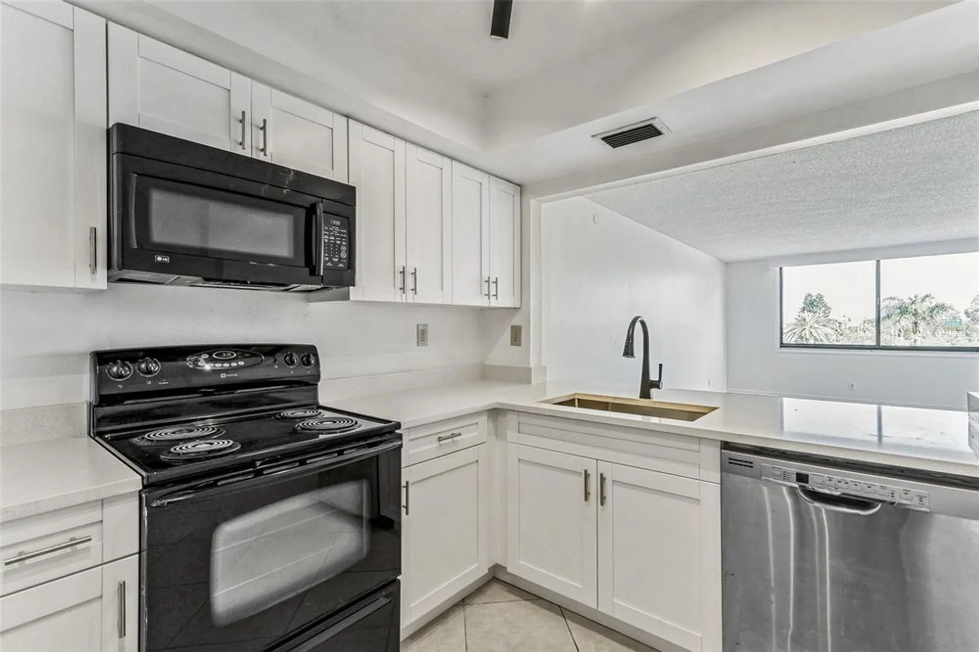 Property Slideshow image 5 of 37 | 6219 palma del mar blvd s apt 301, Saint Petersburg, FL, 33715