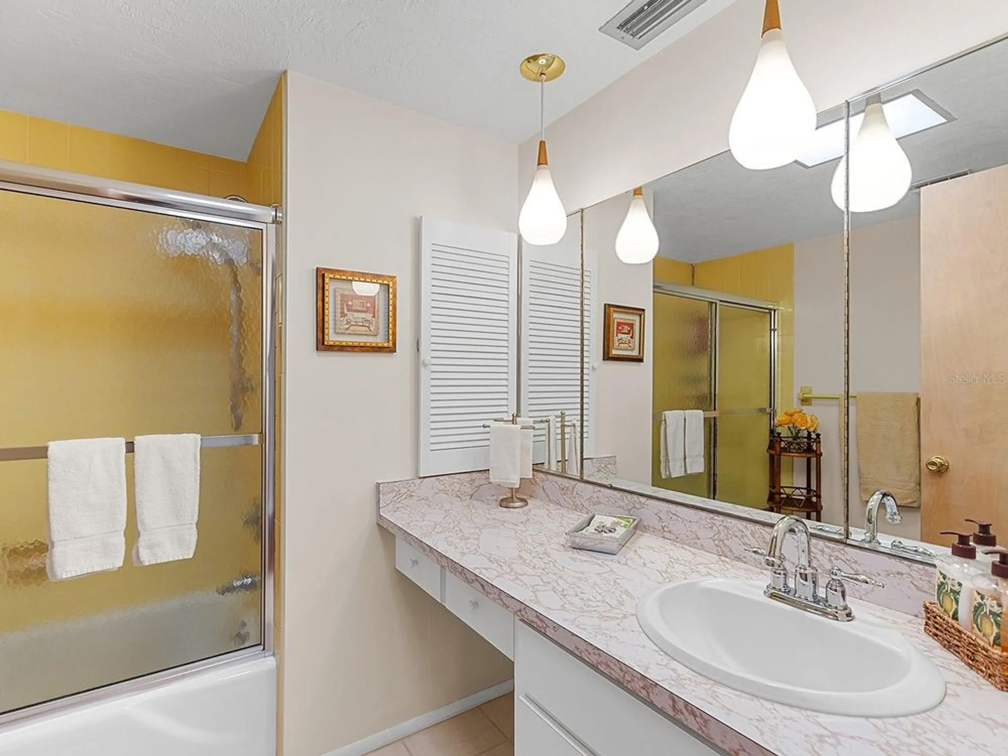 Property Slideshow image 19 of 32 | 3761 somerville dr # 1518, Sarasota, FL, 34232