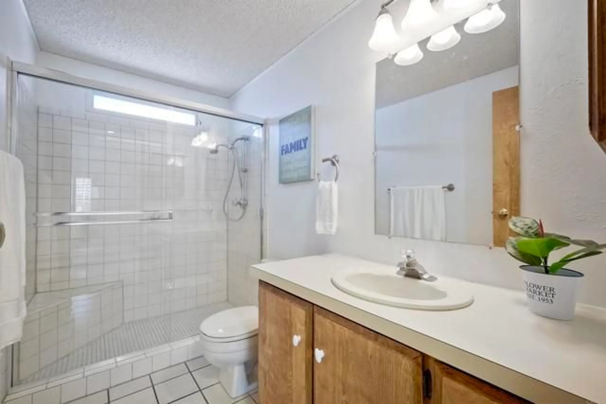 Property Slideshow image 20 of 42 | 1146 via santa paulo, Vista, CA, 92081