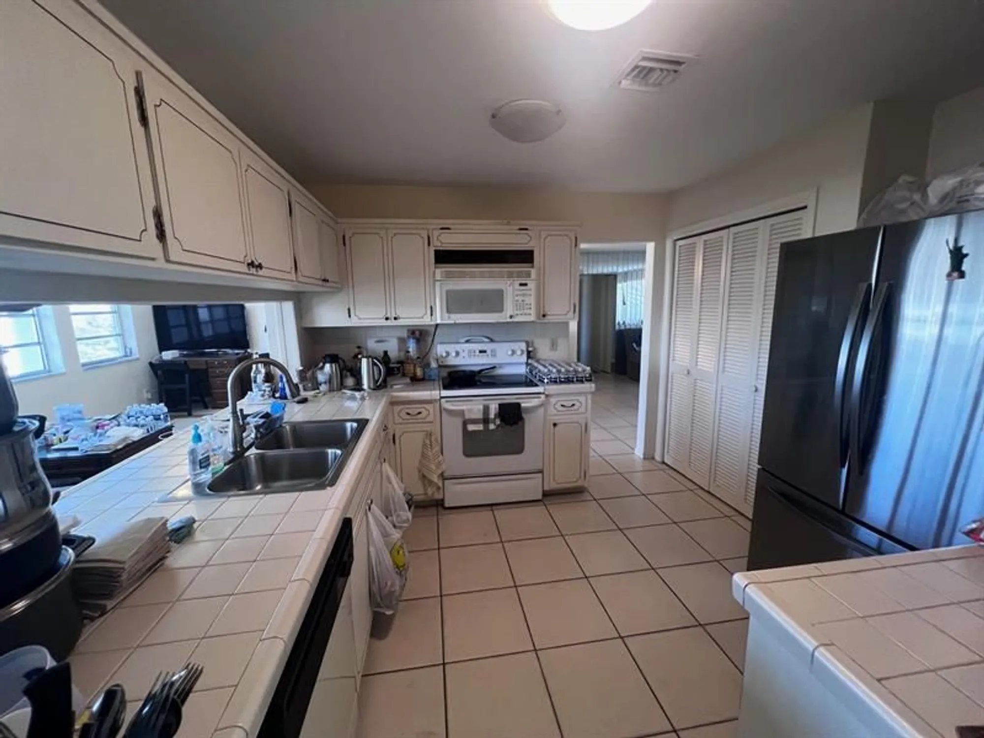 Property Slideshow image 4 of 19 | 329 se 3rd st 502t, Hallandale Beach, FL, 33009