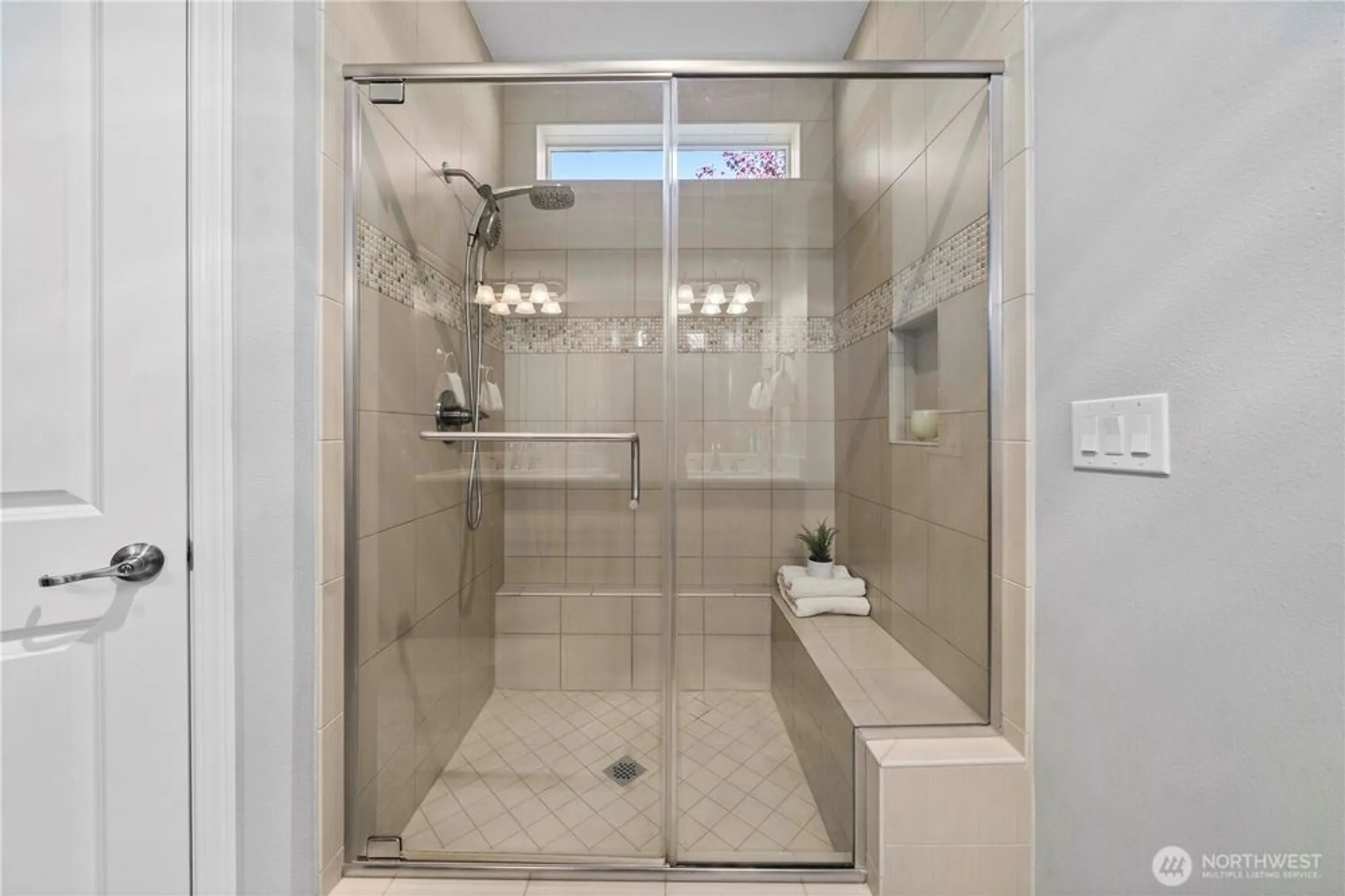 Property Slideshow image 16 of 33 | 14613 knoll park ct, Bonney Lake, WA, 98391