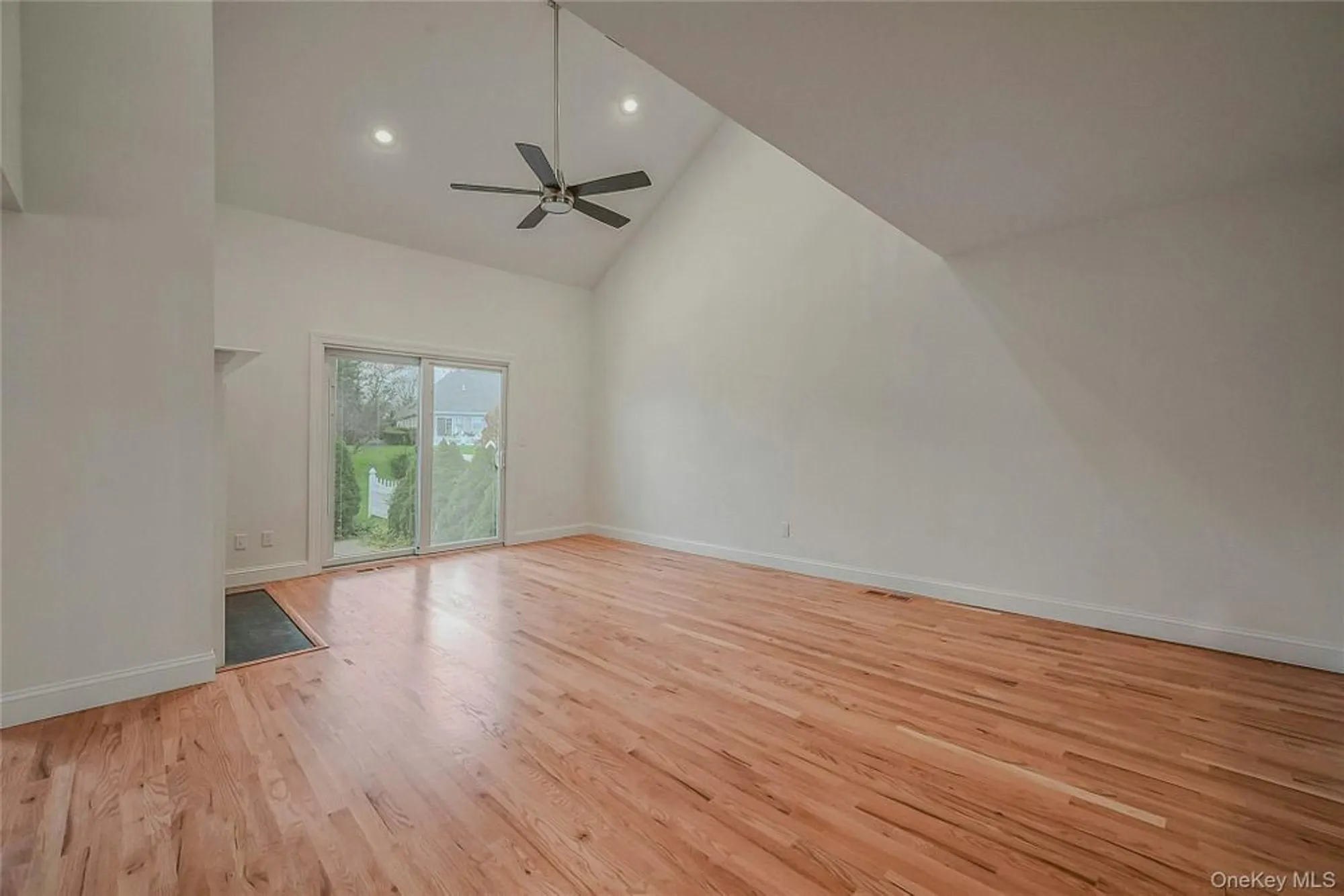 Property Slideshow image 8 of 47 | 98 scenic lake dr, Riverhead, NY, 11901