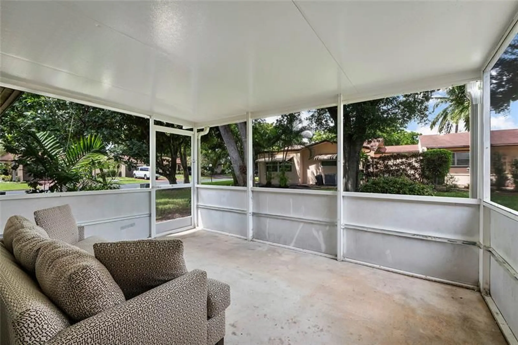 Property Slideshow image 13 of 21 | 7708 margate blvd, Margate, FL, 33063
