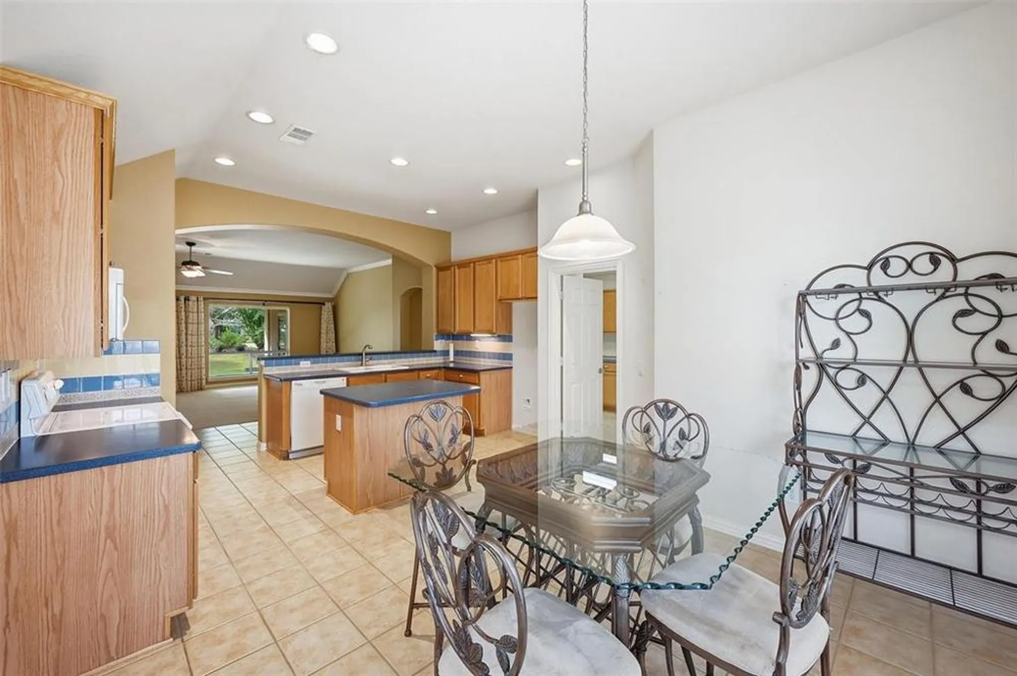 Property Slideshow image 16 of 39 | 10417 belvedere dr, Denton, TX, 76207