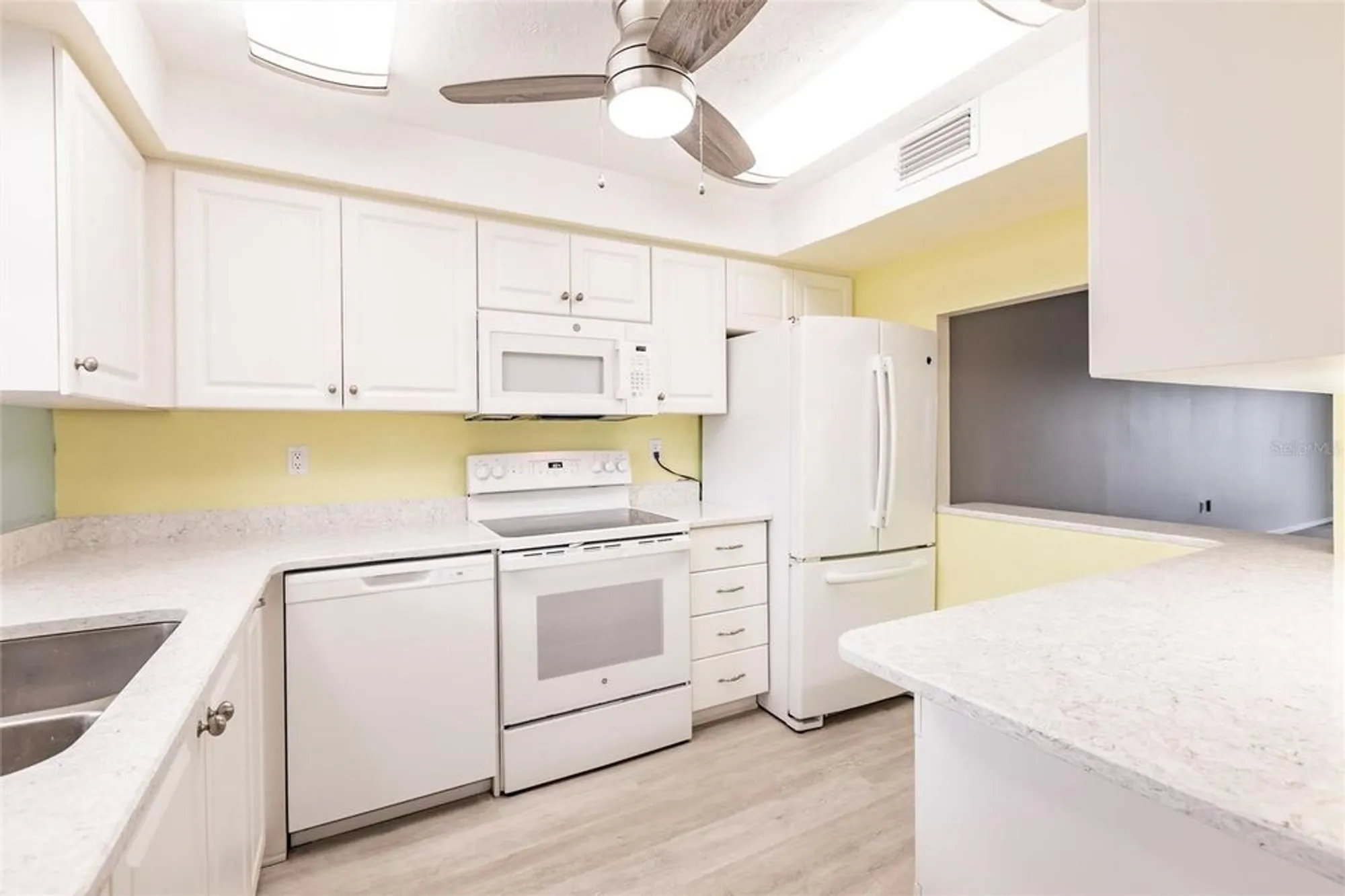 Property Slideshow image 11 of 64 | 3635 lake bayshore dr j-410, Bradenton, FL, 34205