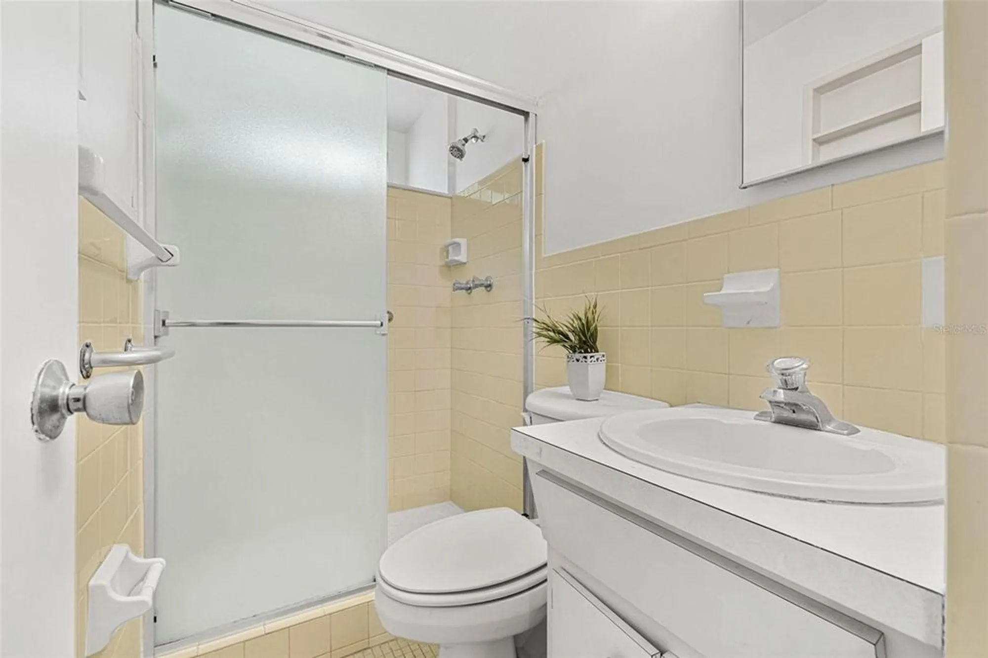 Property Slideshow image 8 of 15 | 2430 brazilia dr 20, Clearwater, FL, 33763