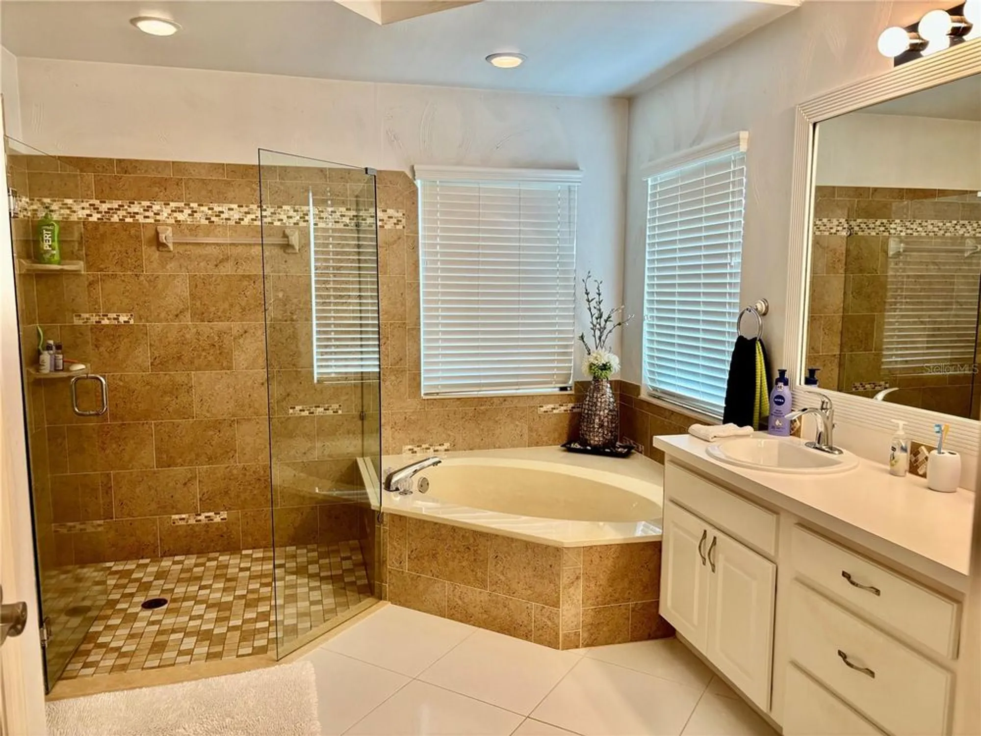 Property Slideshow image 23 of 35 | 2002 e del webb blvd, Sun City Center, FL, 33573