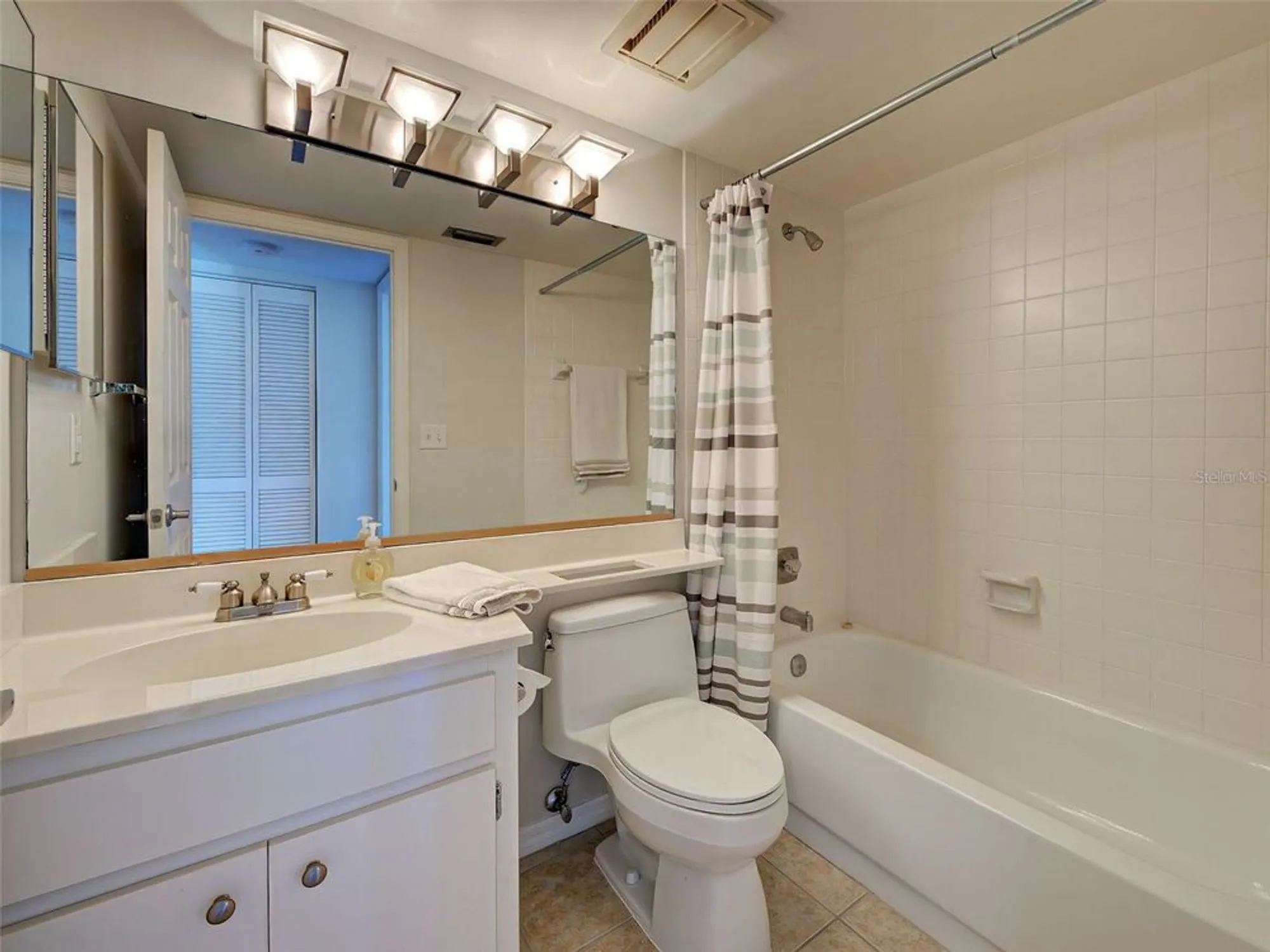 Property Slideshow image 18 of 54 | 406 cerromar cir 222, Venice, FL, 34293