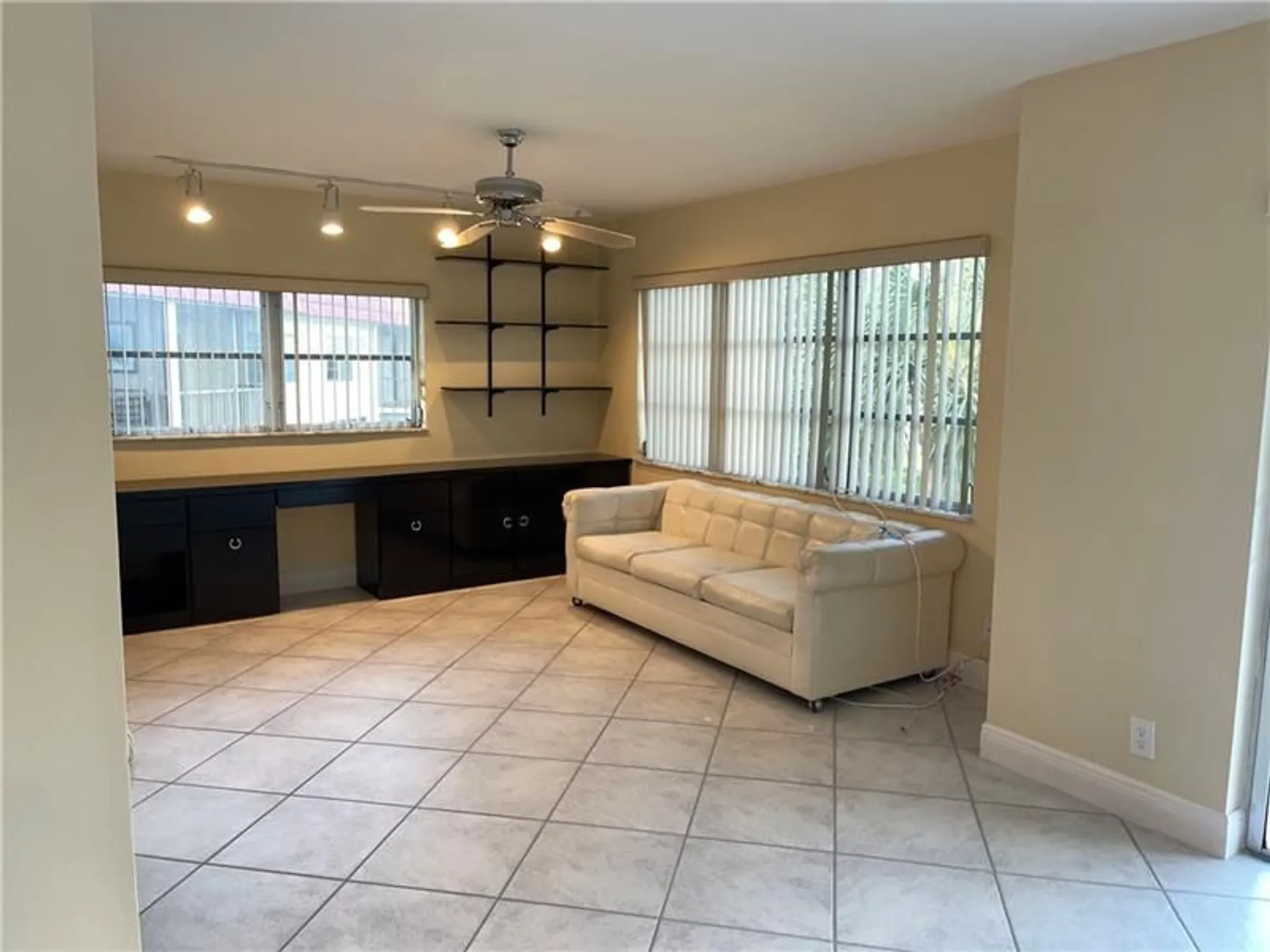 Property Slideshow image 8 of 10 | 9410 n hollybrook lake dr 310, Pembroke Pines, FL, 33025