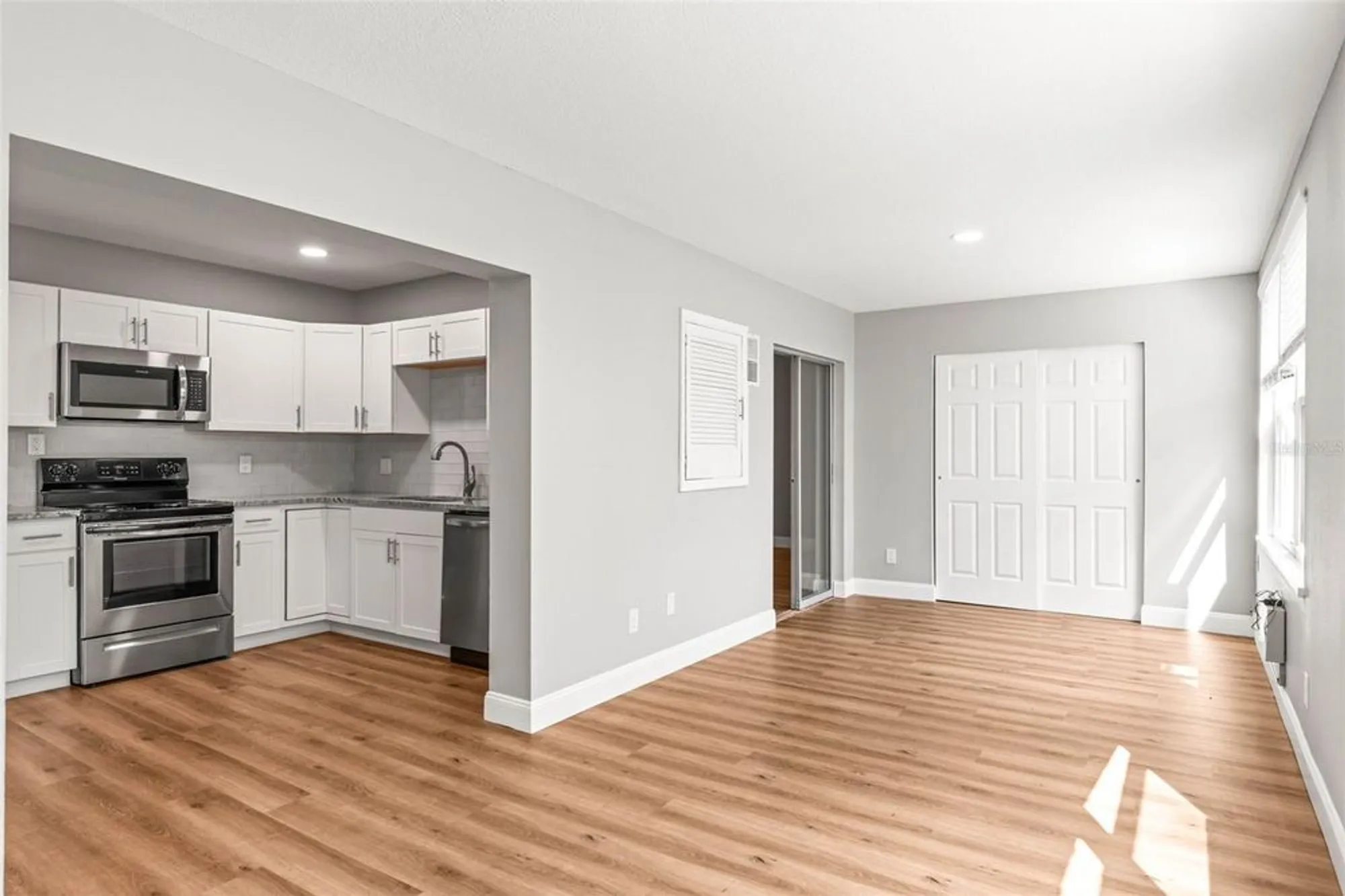 Property Slideshow image 11 of 32 | 2041 australia way 35, Clearwater, FL, 33763