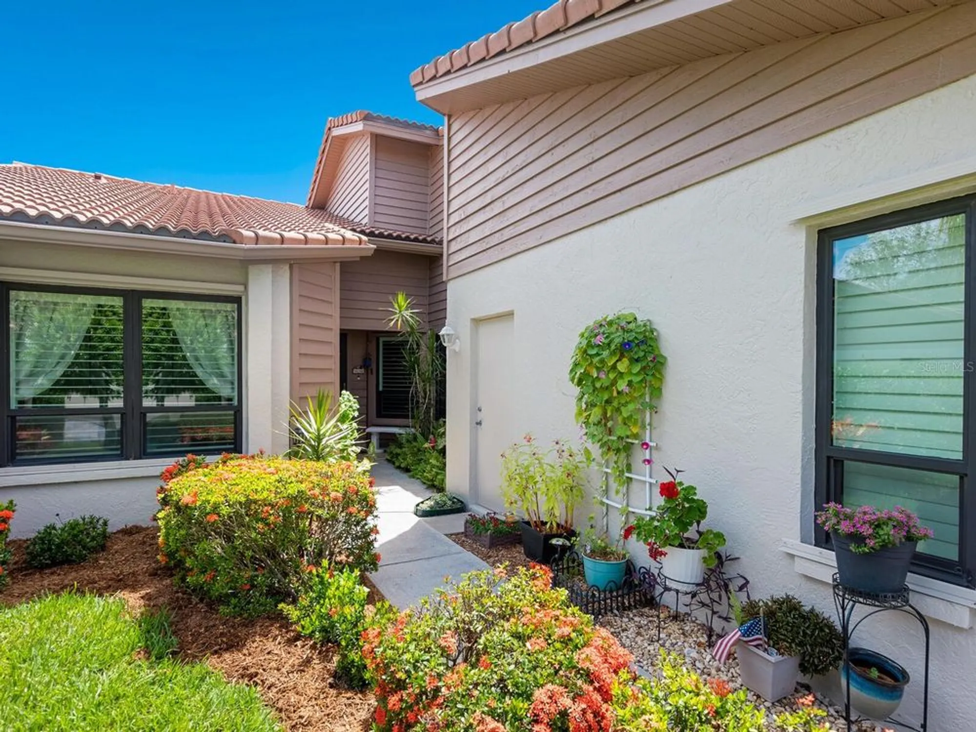 Property Slideshow image 5 of 44 | 4004 wilshire cir 89, Sarasota, FL, 34238