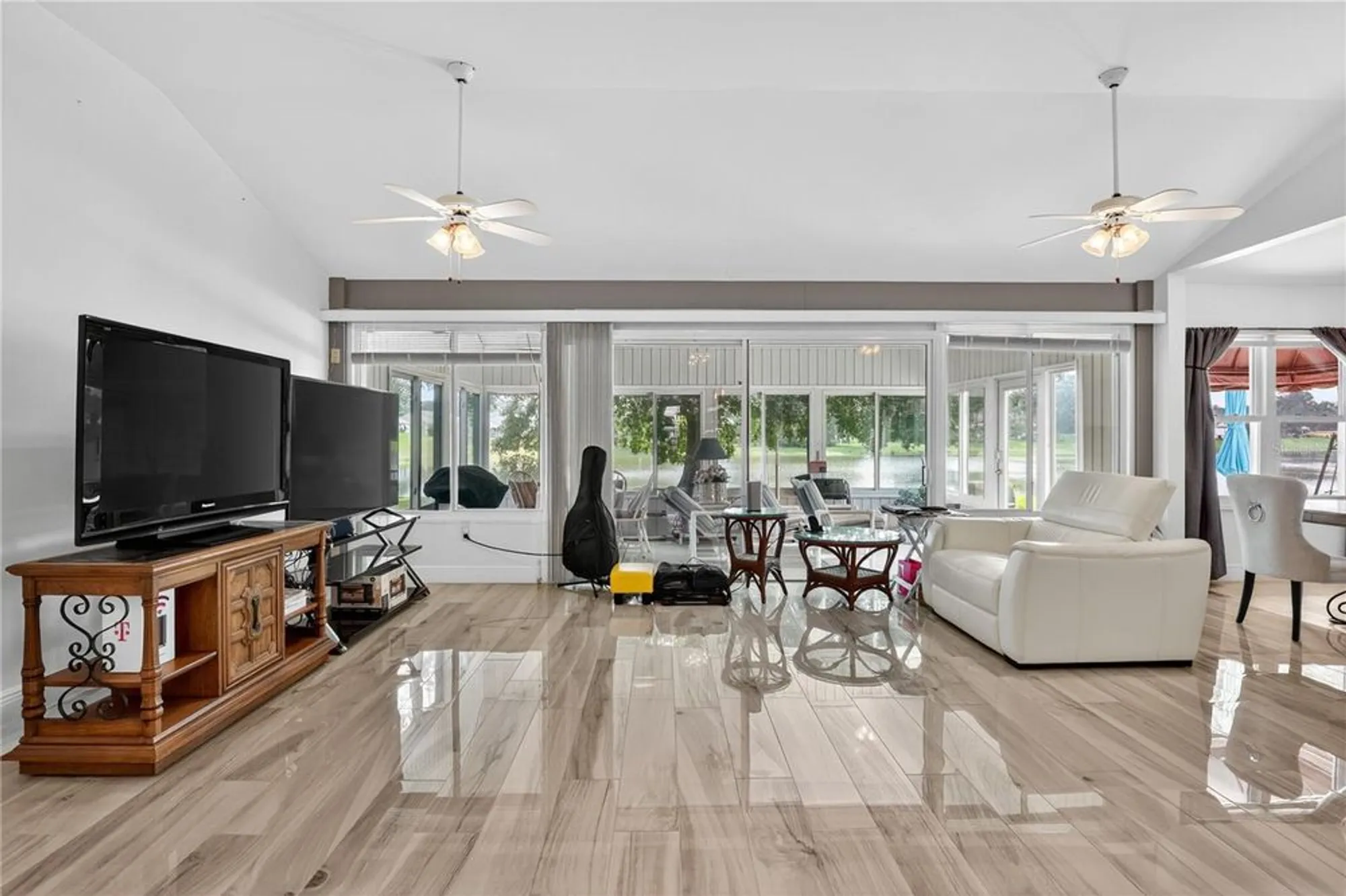 Property Slideshow image 15 of 32 | 411 del mar dr, Lady Lake, FL, 32159
