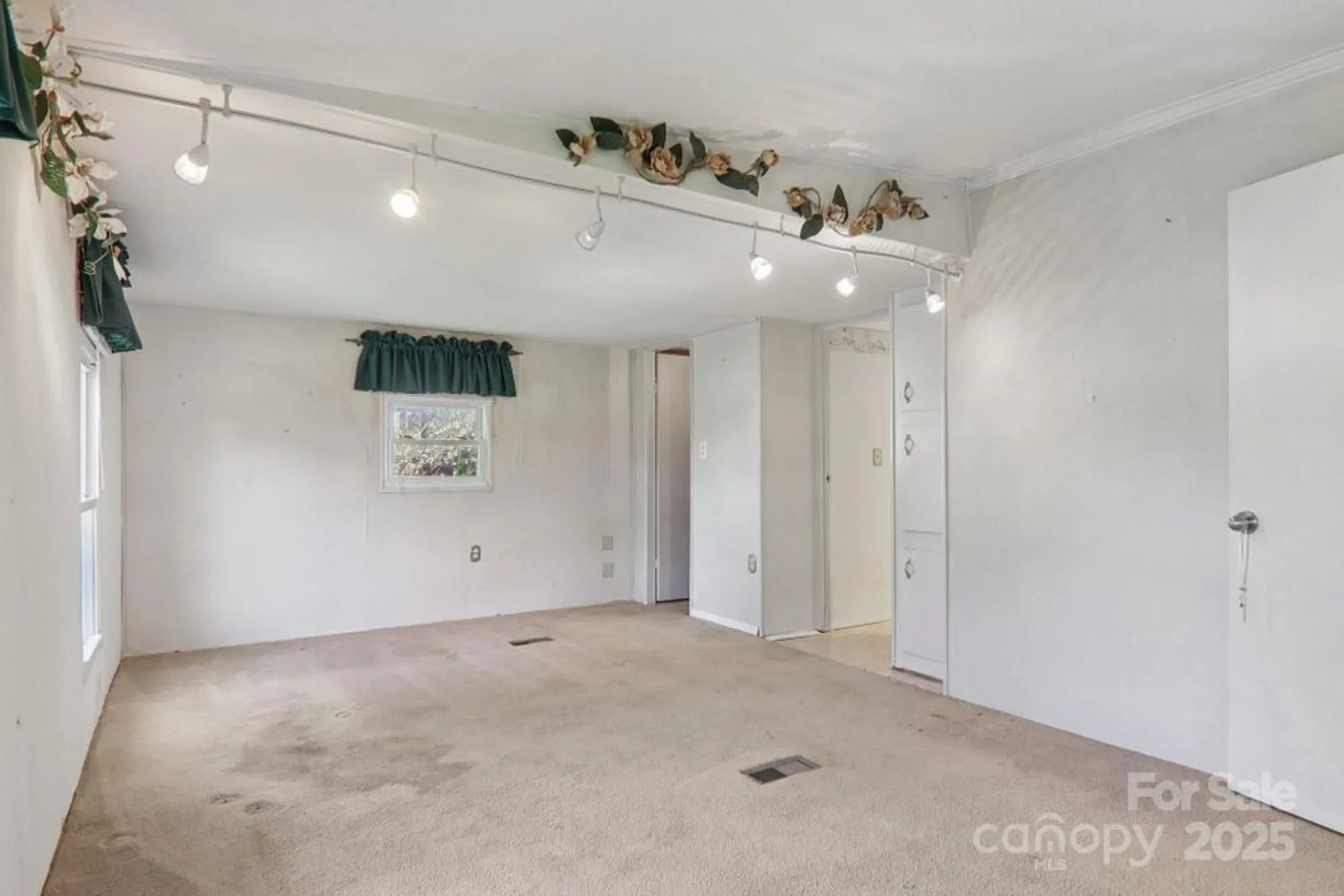 Property Slideshow image 22 of 44 | 201 cranbrook cir, Hendersonville, NC, 28792