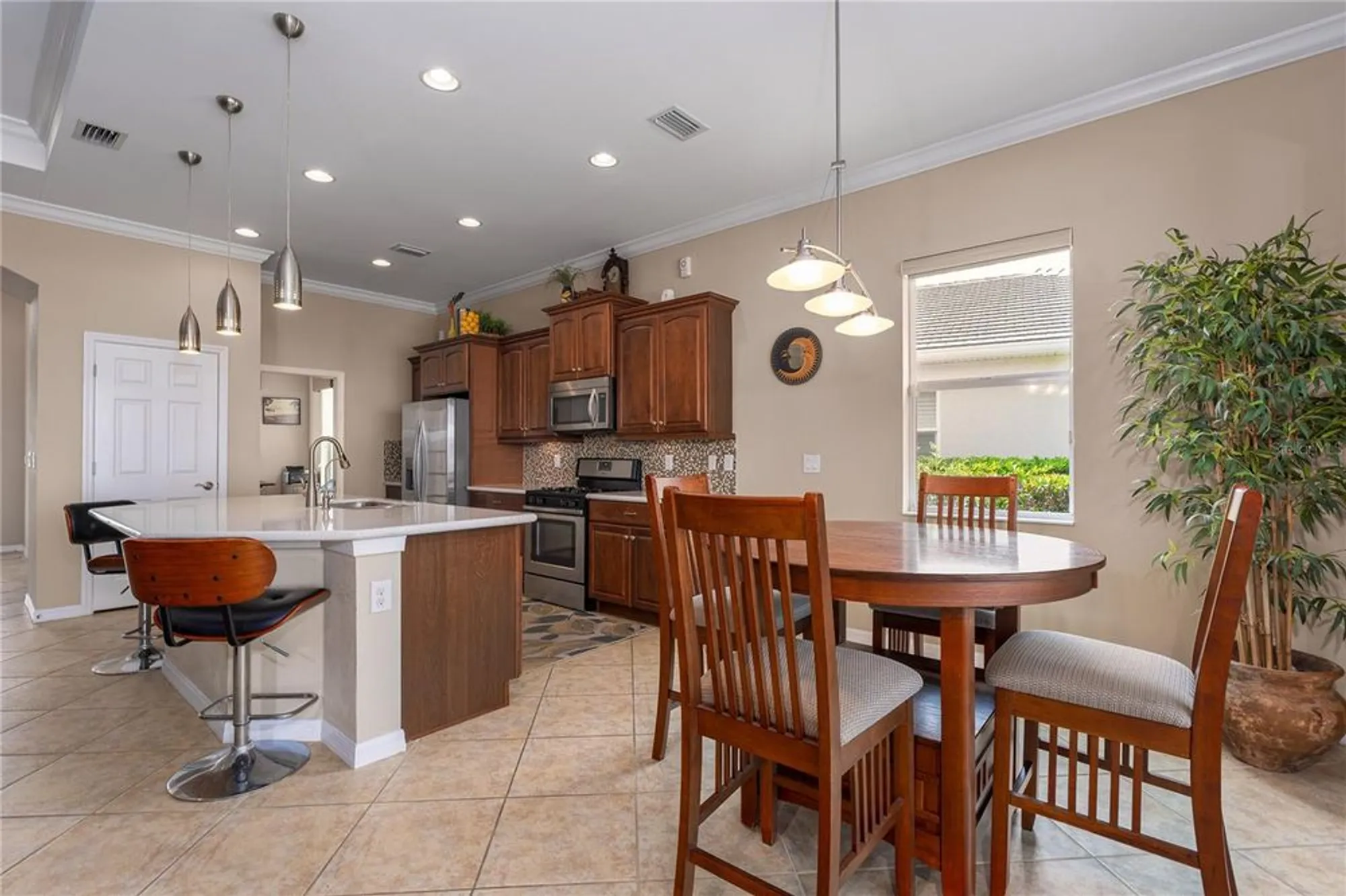 Property Slideshow image 10 of 56 | 5040 lake overlook ave, Bradenton, FL, 34208