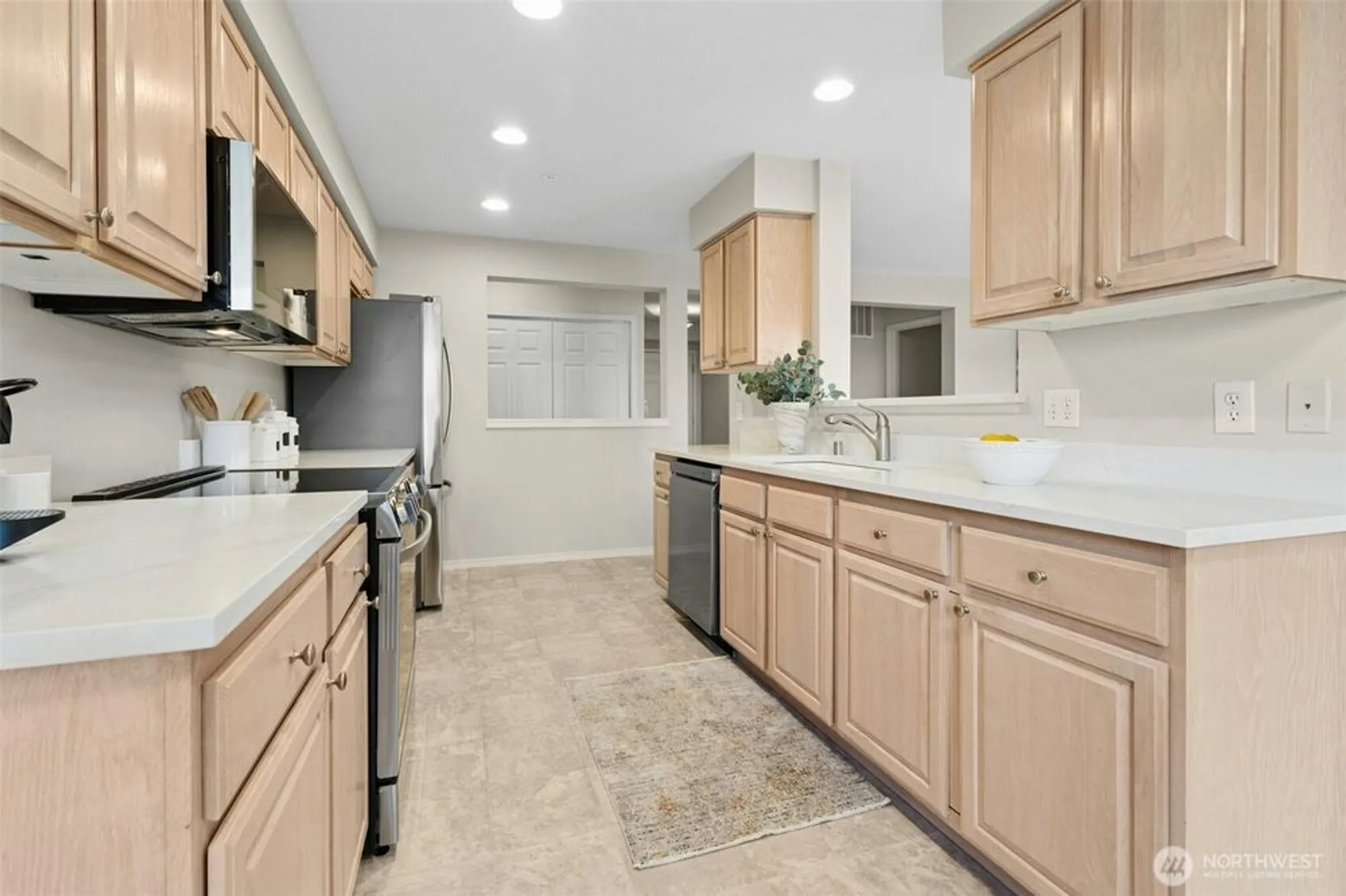 Property Slideshow image 7 of 31 | 22535 se highland cir 206, Issaquah, WA, 98029