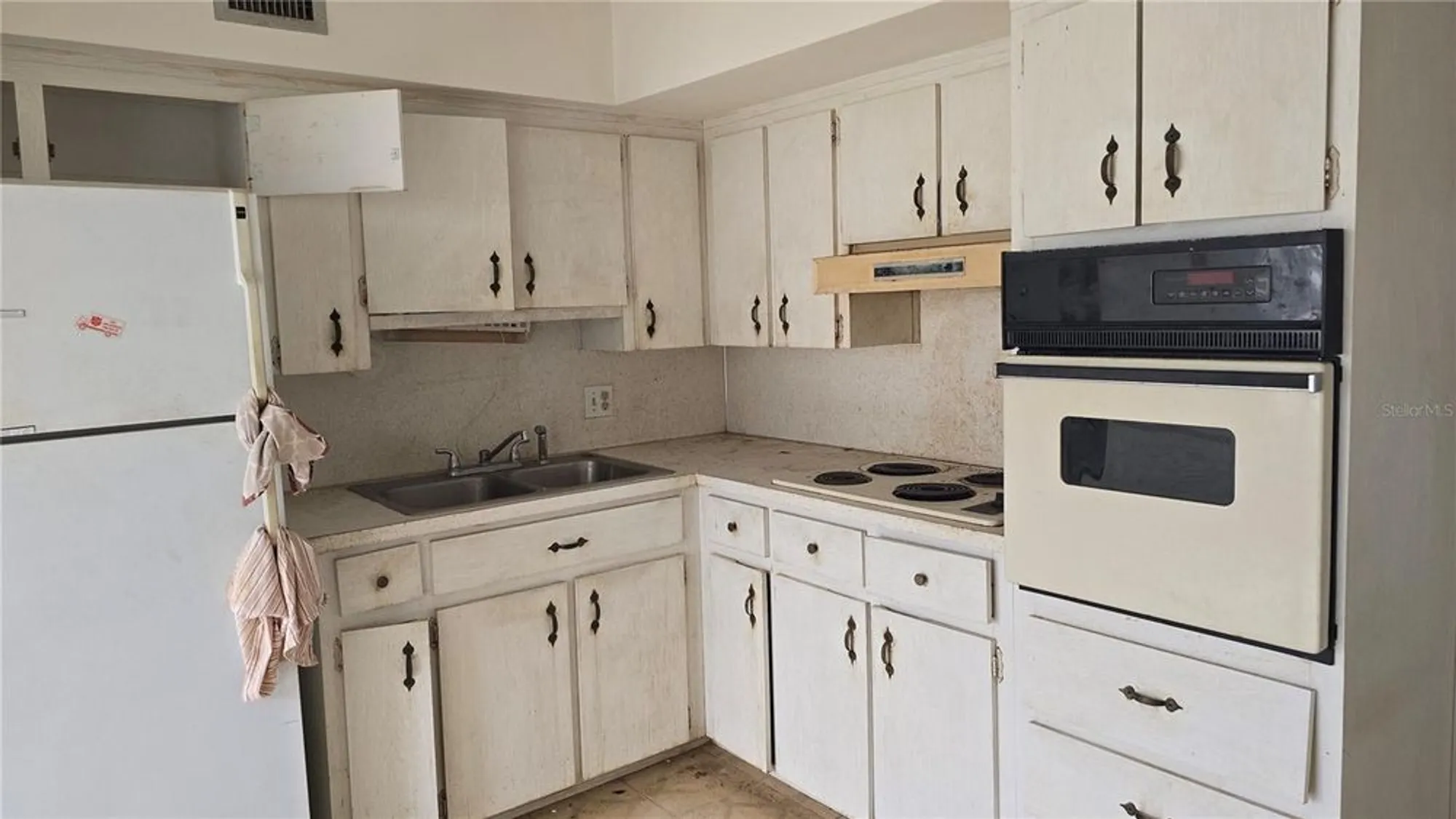 Property Slideshow image 7 of 25 | 2461 canadian way 33, Clearwater, FL, 33763