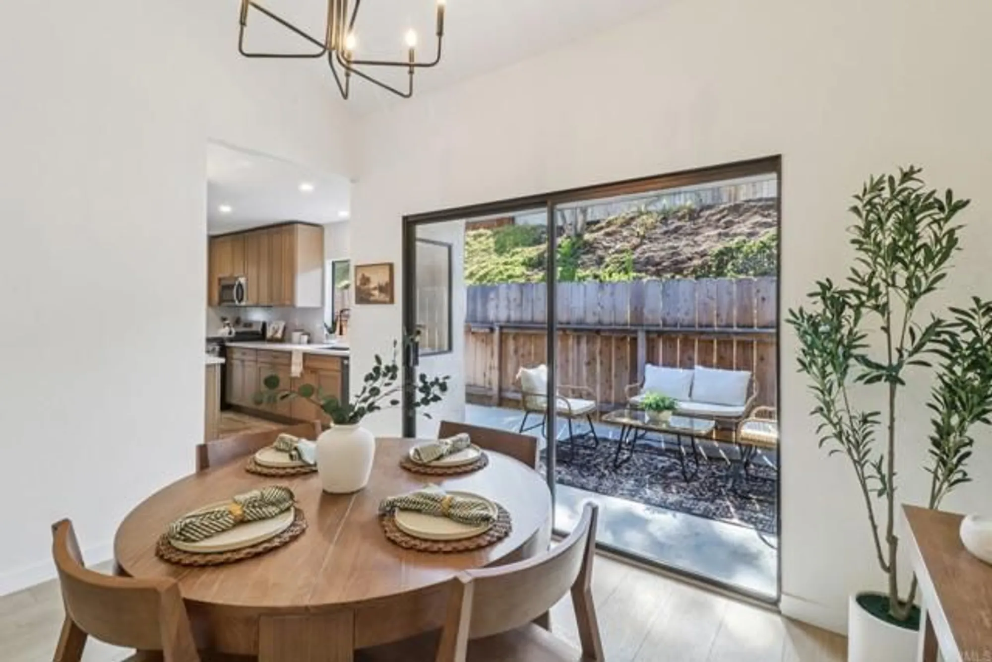 Property Slideshow image 7 of 36 | 737 nob cir, Vista, CA, 92084