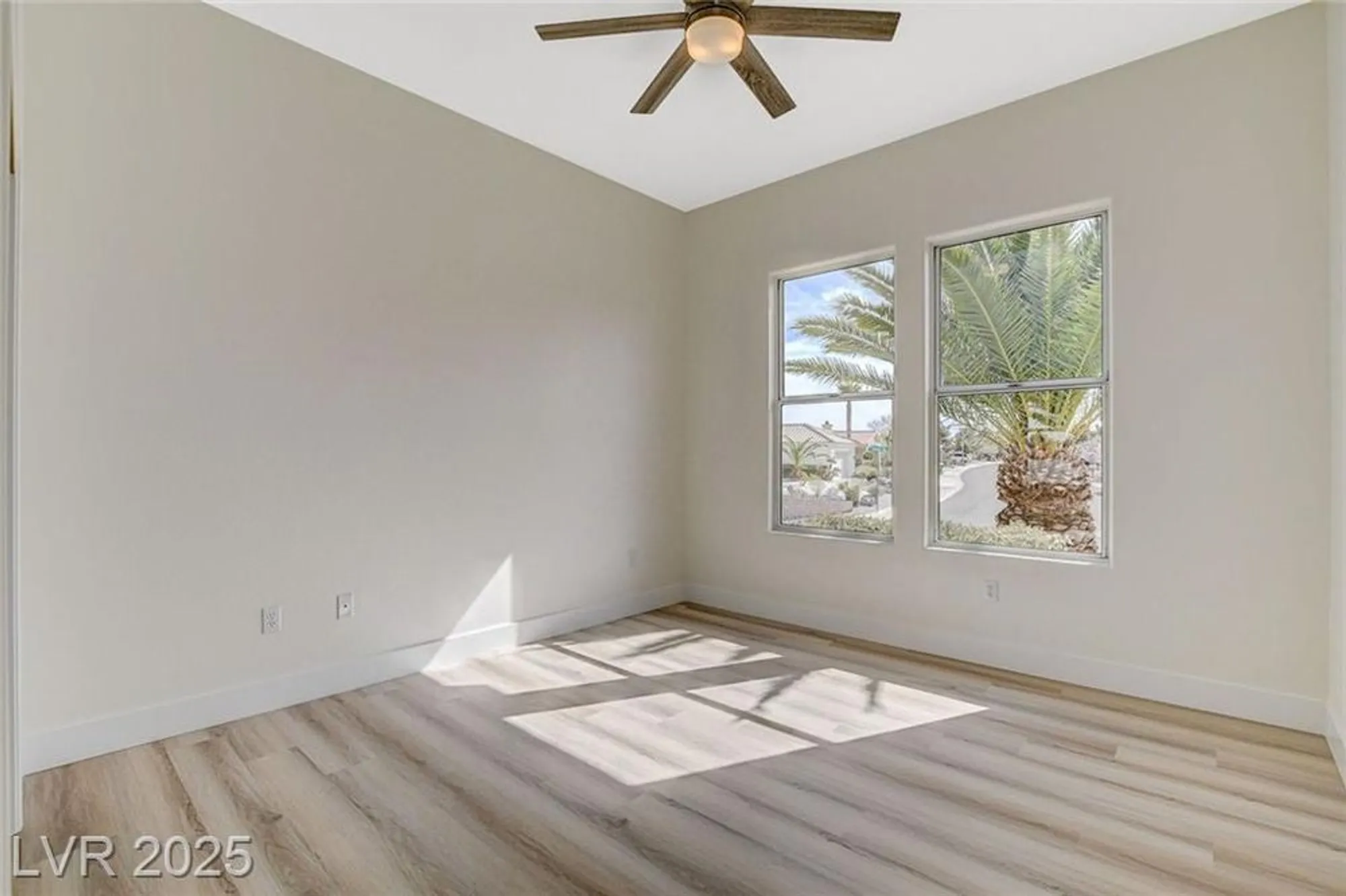 Property Slideshow image 31 of 44 | 10100 folsom dr, Las Vegas, NV, 89134