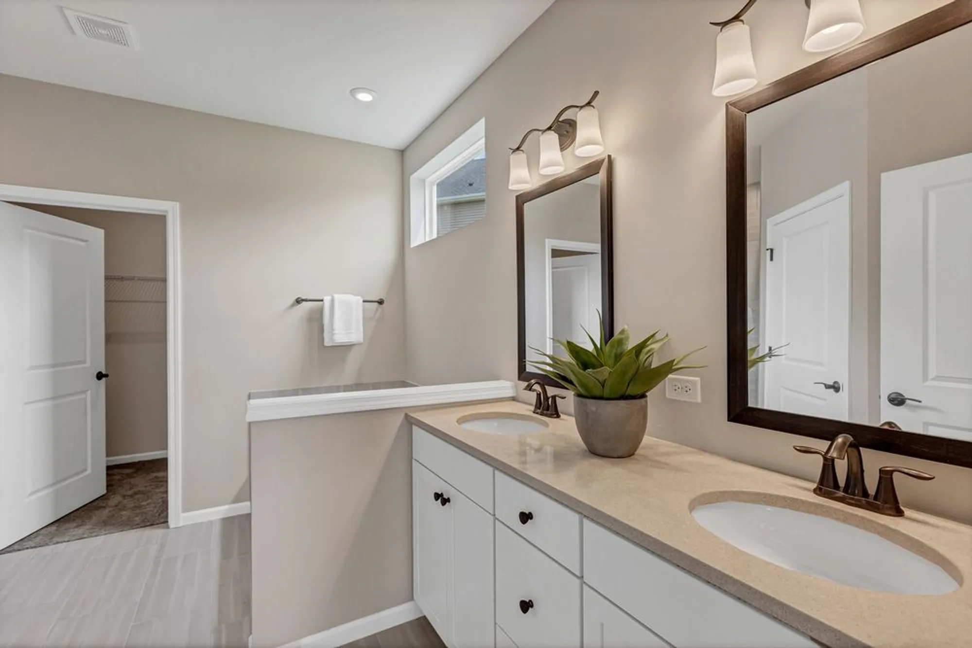 Property Slideshow image 14 of 16 | 2798 spring cir s, Lindenhurst, IL, 60046