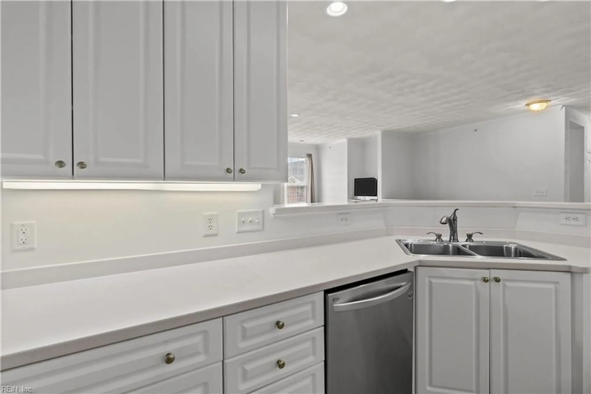 Property Slideshow image 8 of 41 | 3532 winding trail cir, Virginia Beach, VA, 23456