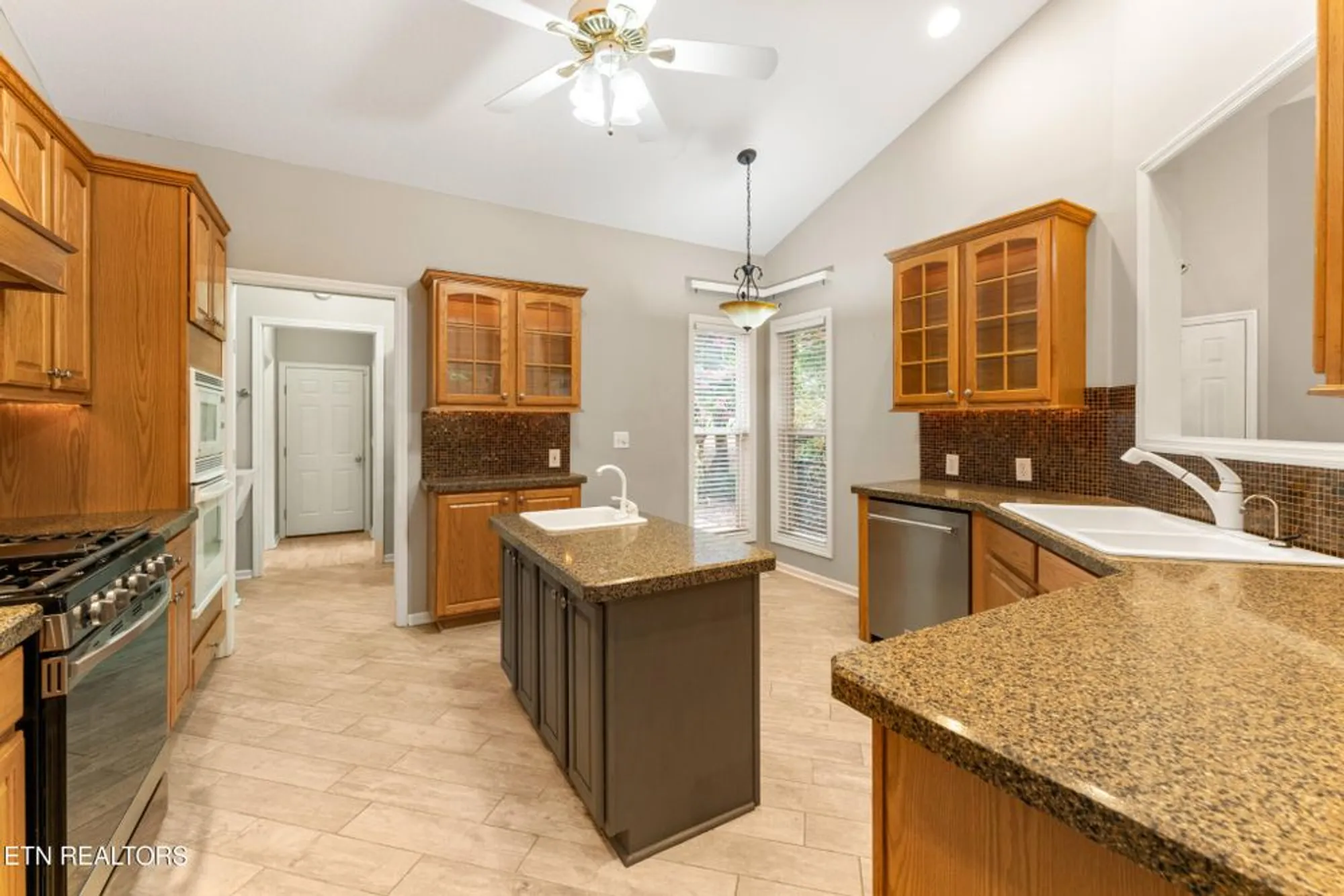 Property Slideshow image 16 of 58 | 123 inata cir, Loudon, TN, 37774