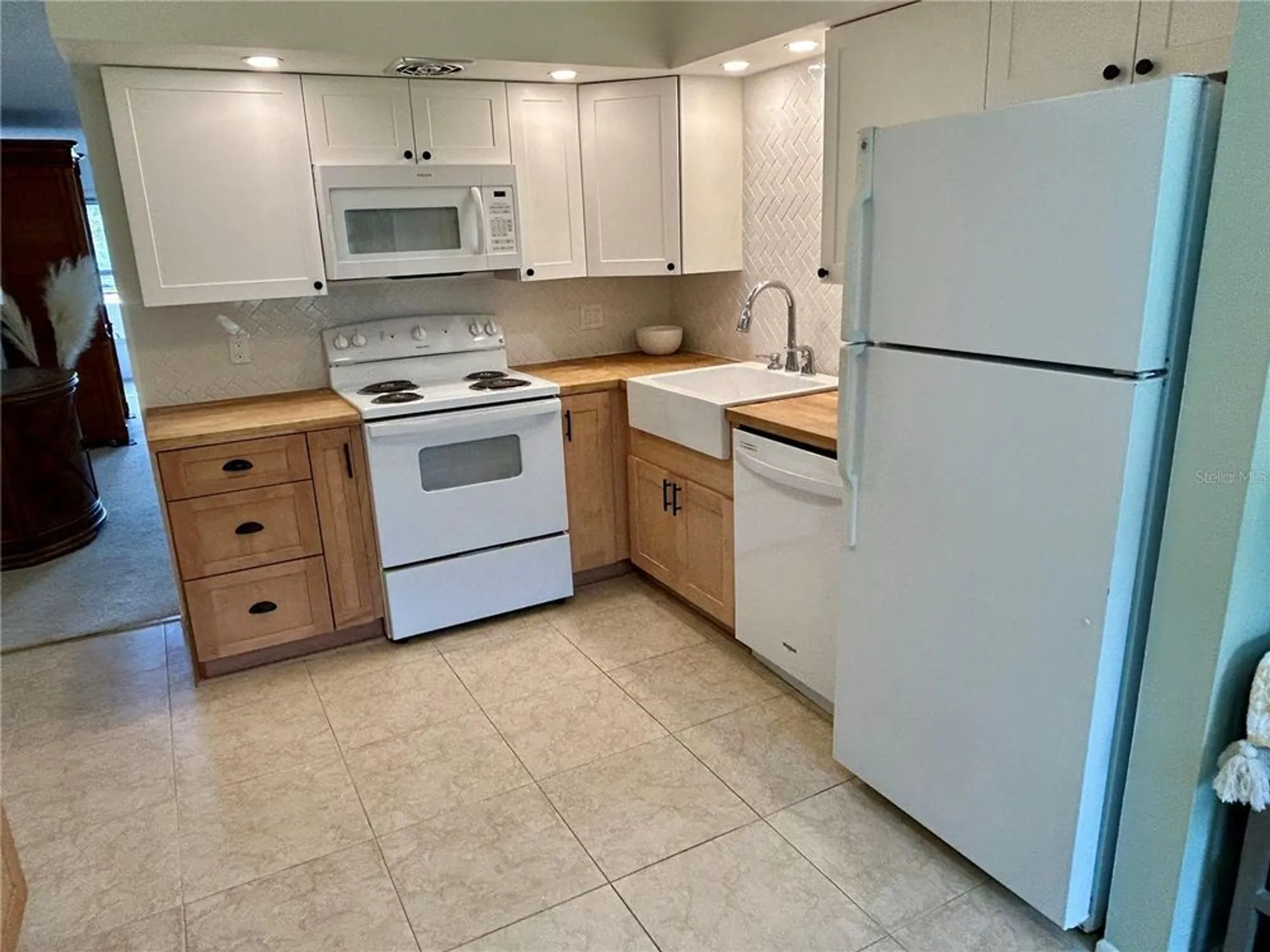 Property Slideshow image 16 of 51 | 2461 rhodesian dr apt 45, Clearwater, FL, 33763