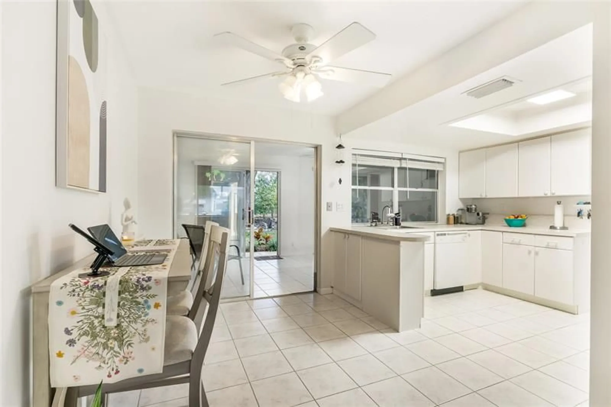 Property Slideshow image 7 of 30 | 985 nw 69th ave, Margate, FL, 33063