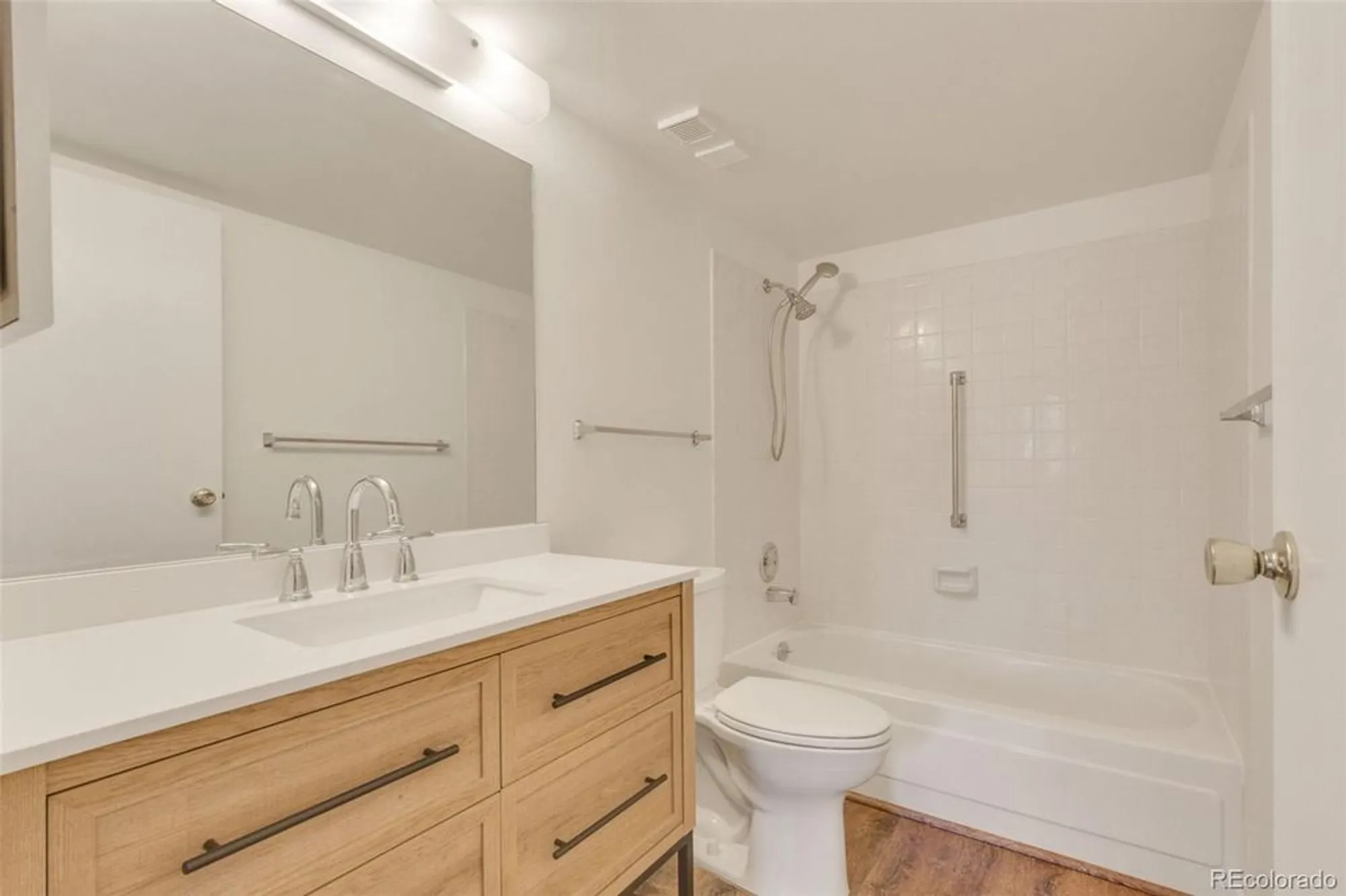 Property Slideshow image 14 of 40 | 13992 e marina dr 109, Aurora, CO, 80014