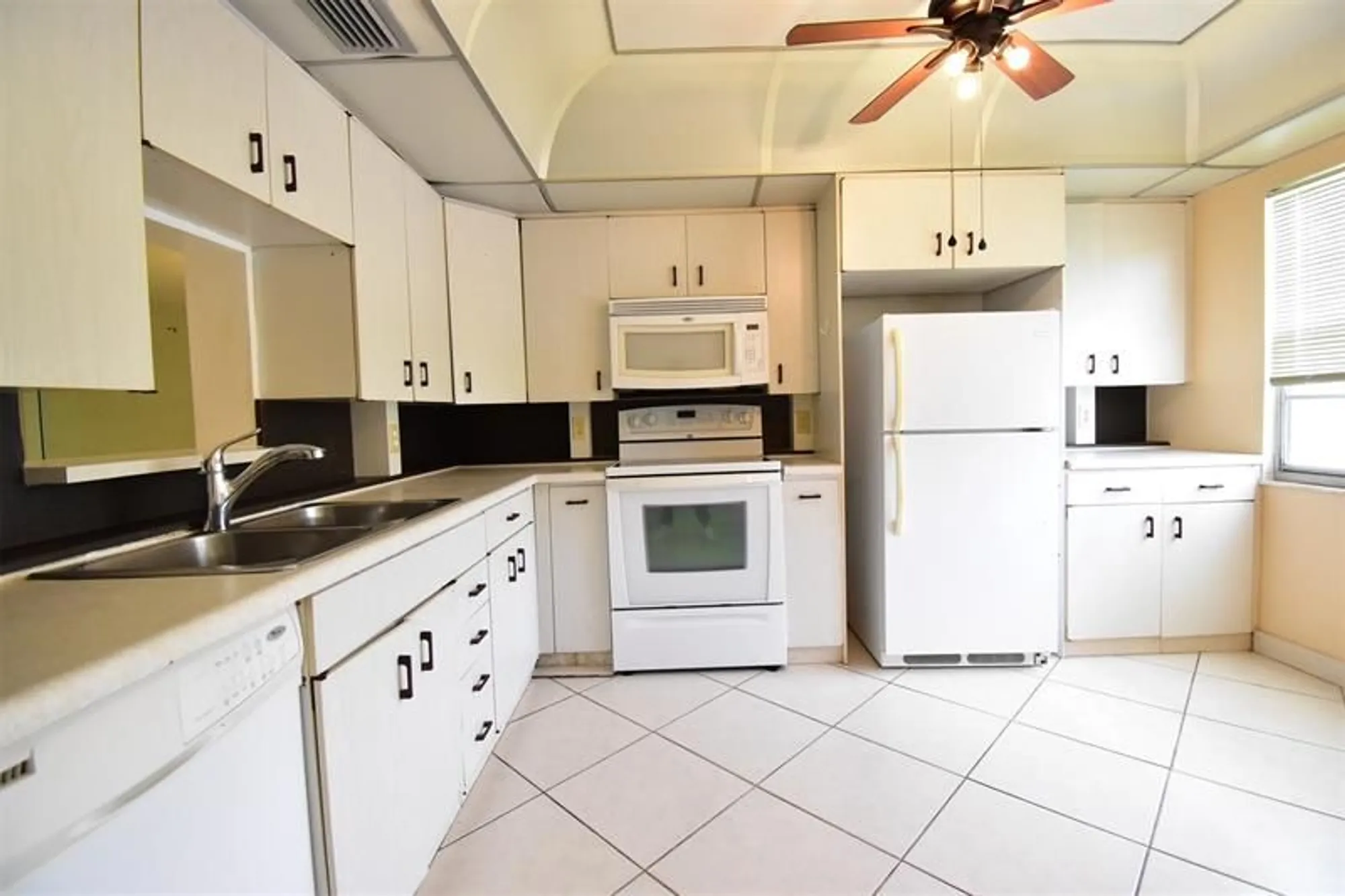 Property Slideshow image 5 of 20 | 2805 victoria way h2, Coconut Creek, FL, 33066