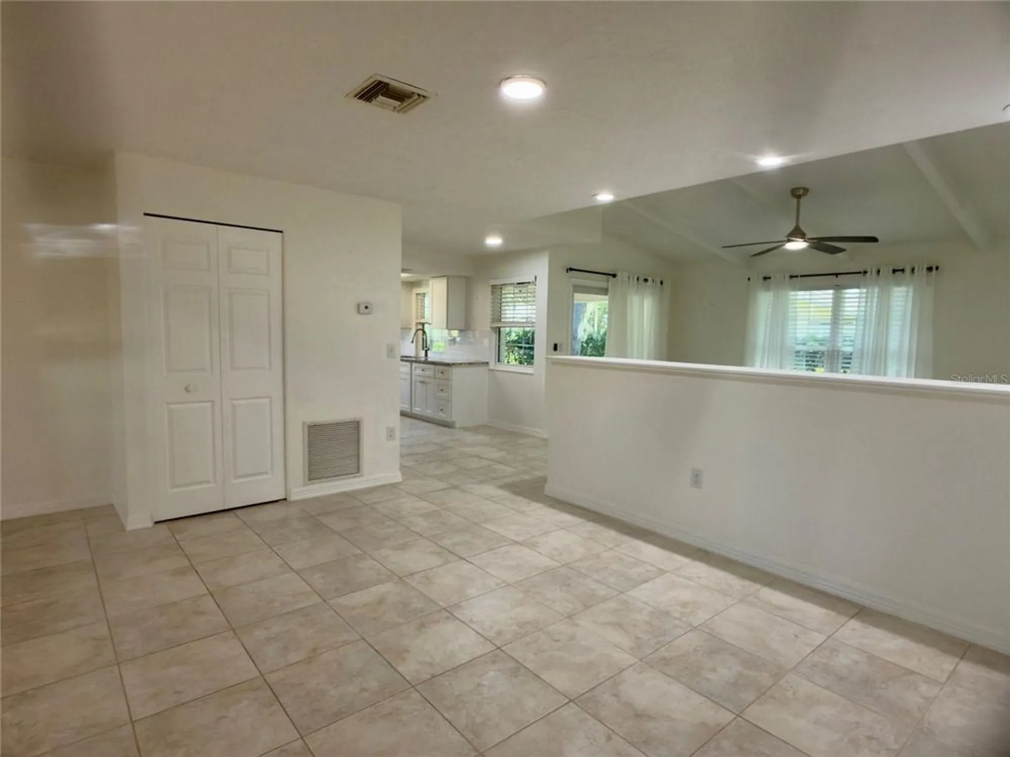 Property Slideshow image 4 of 23 | 4001 oakhurst dr 3119, Sarasota, FL, 34233
