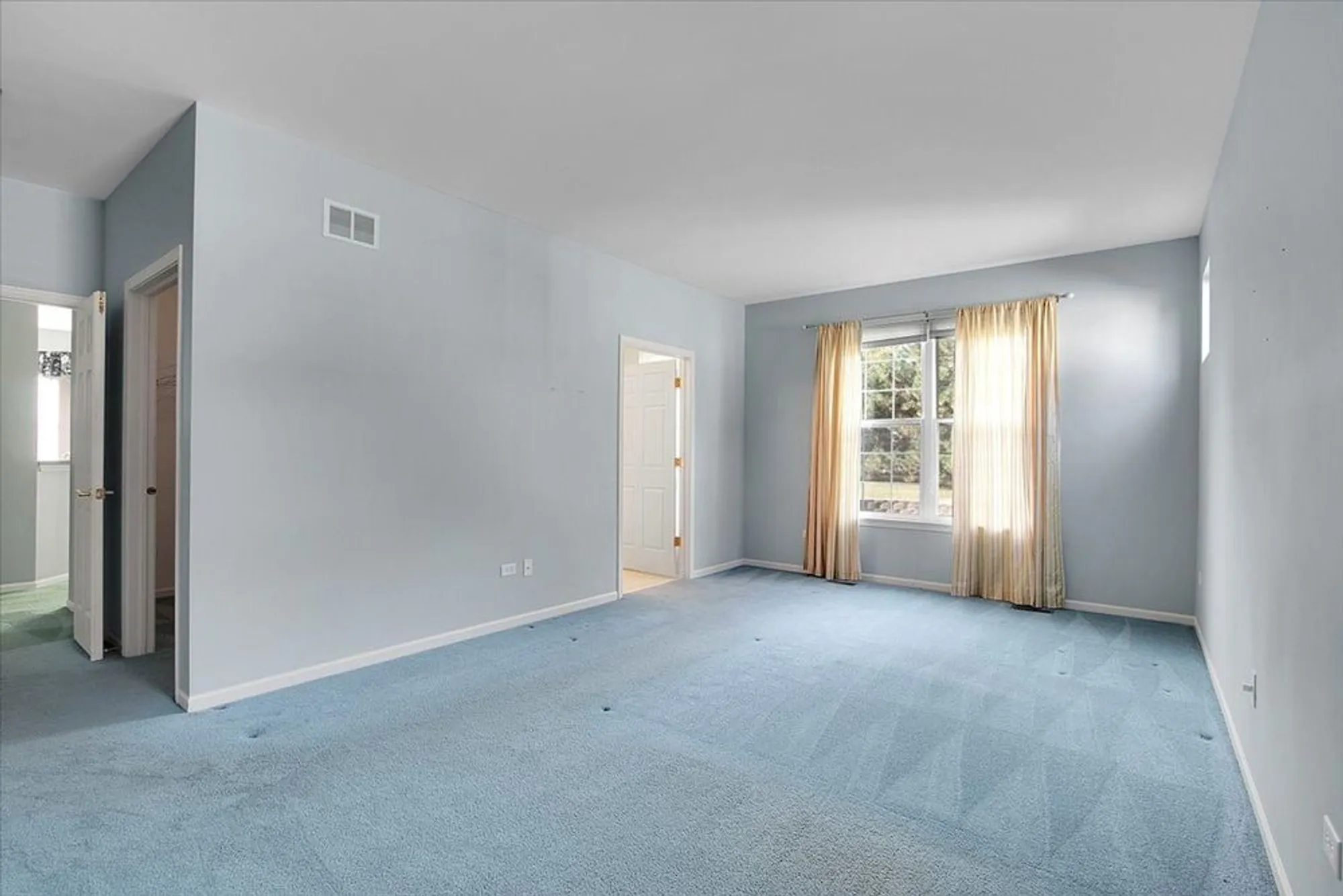 Property Slideshow image 15 of 28 | 16012 carillon lakes ct, Crest Hill, IL, 60403