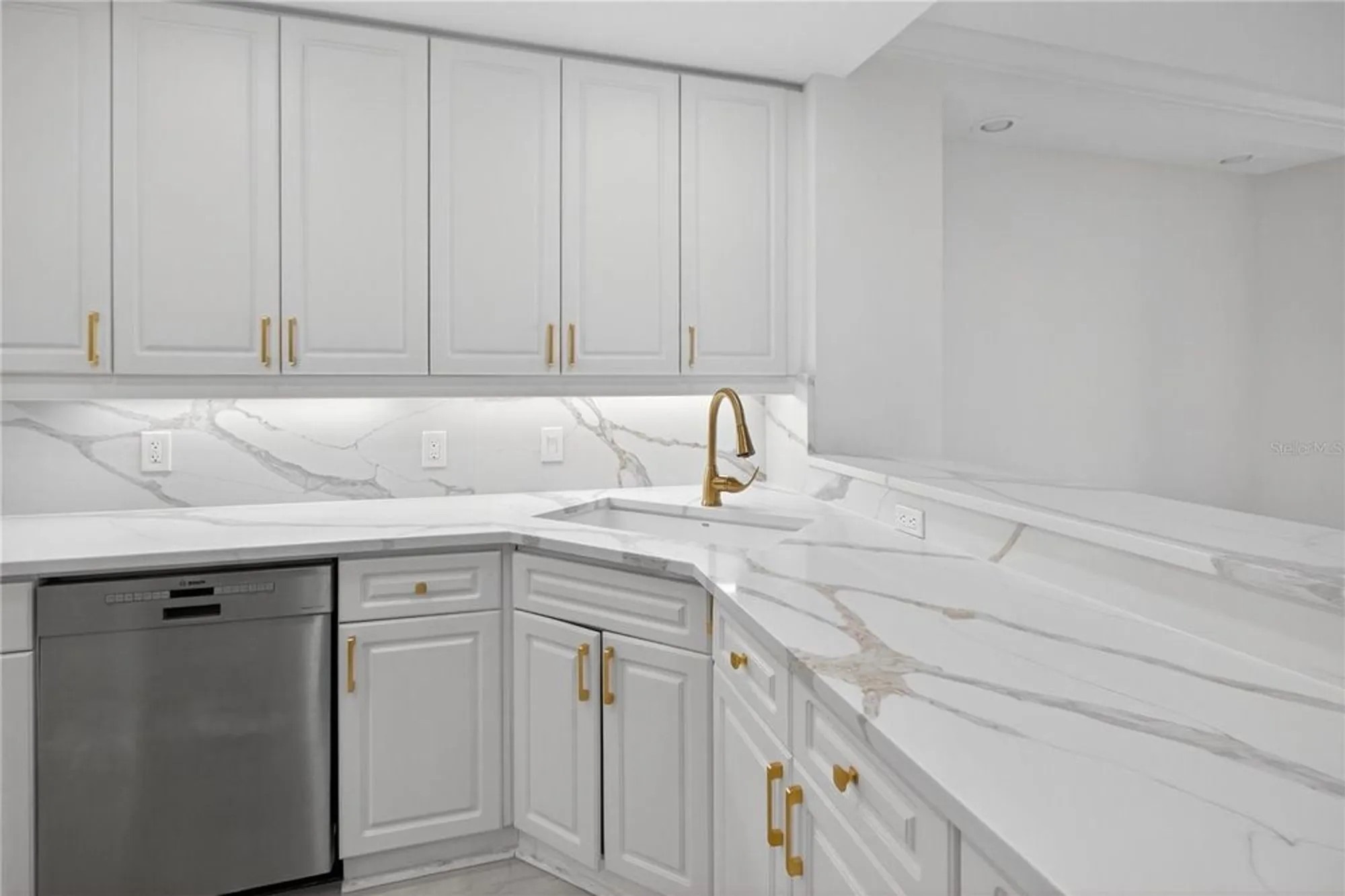 Property Slideshow image 8 of 59 | 5430 eagles point cir 202, Sarasota, FL, 34231