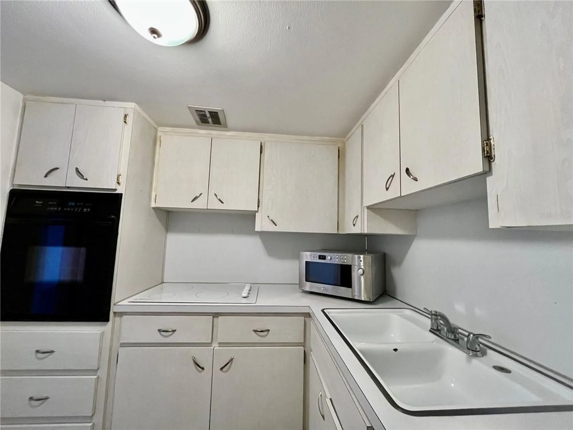 Property Slideshow image 11 of 38 | 2457 ecuadorian way 51, Clearwater, FL, 33763