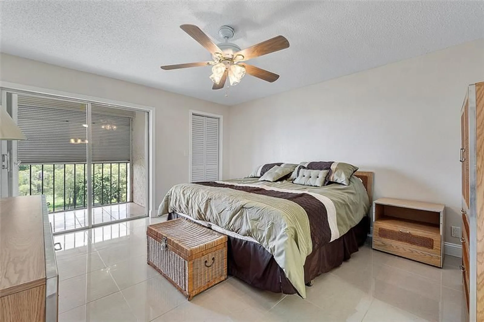 Property Slideshow image 11 of 22 | 5860 nw 44th st 706, Lauderhill, FL, 33319