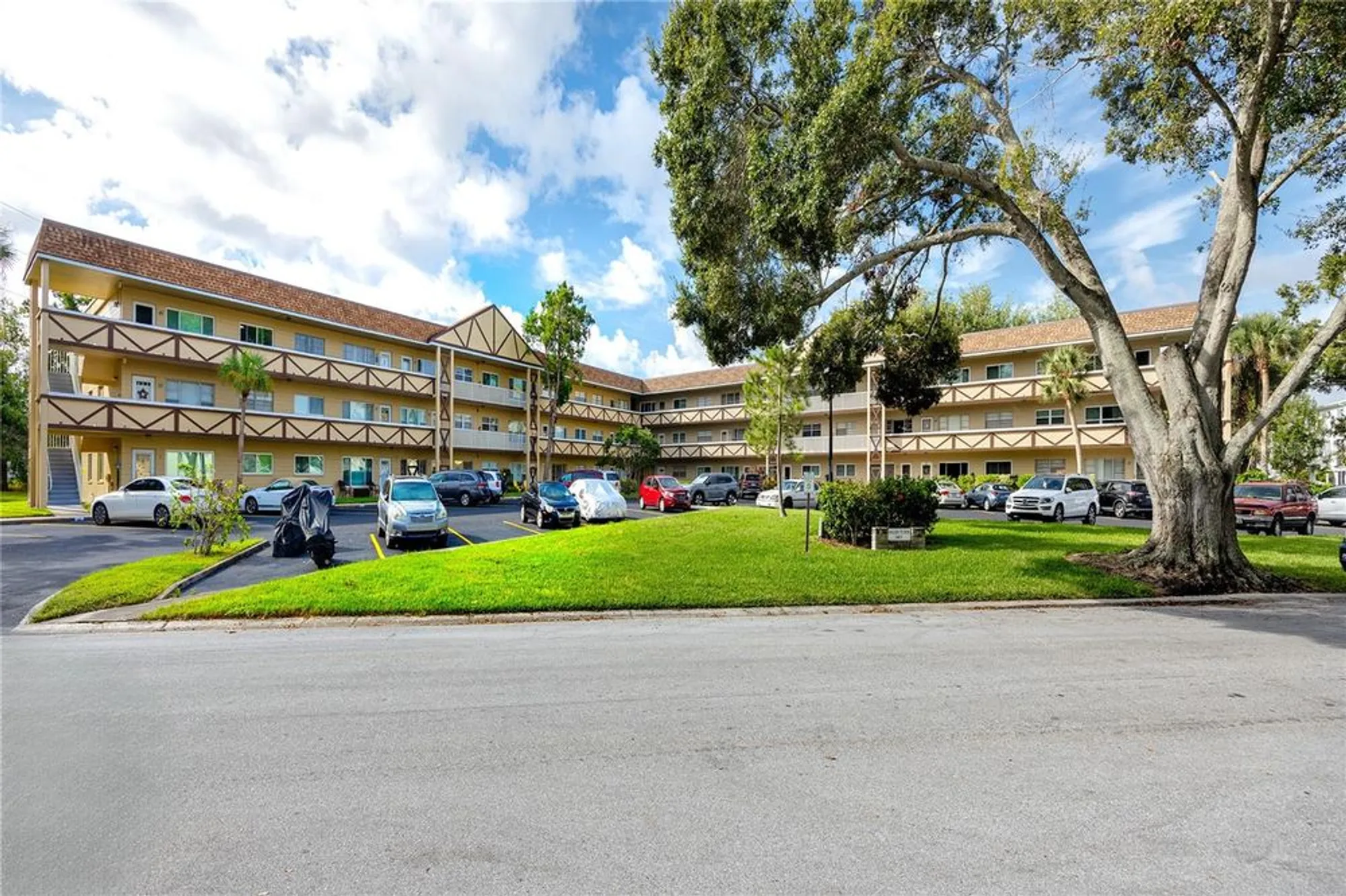 Property Slideshow image 2 of 42 | 2463 brazilia dr apt 39, Clearwater, FL, 33763