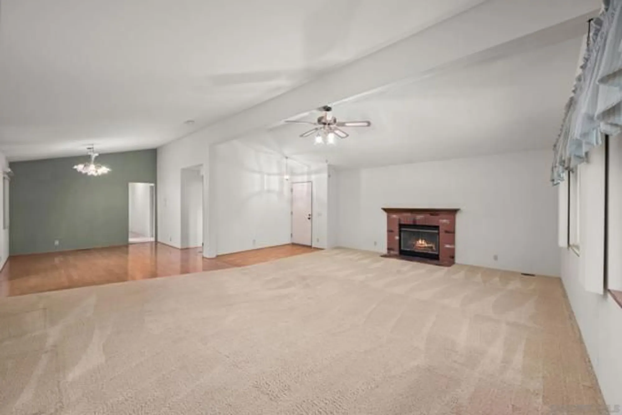 Property Slideshow image 16 of 37 | 4465 topaz ln, Oceanside, CA, 92056