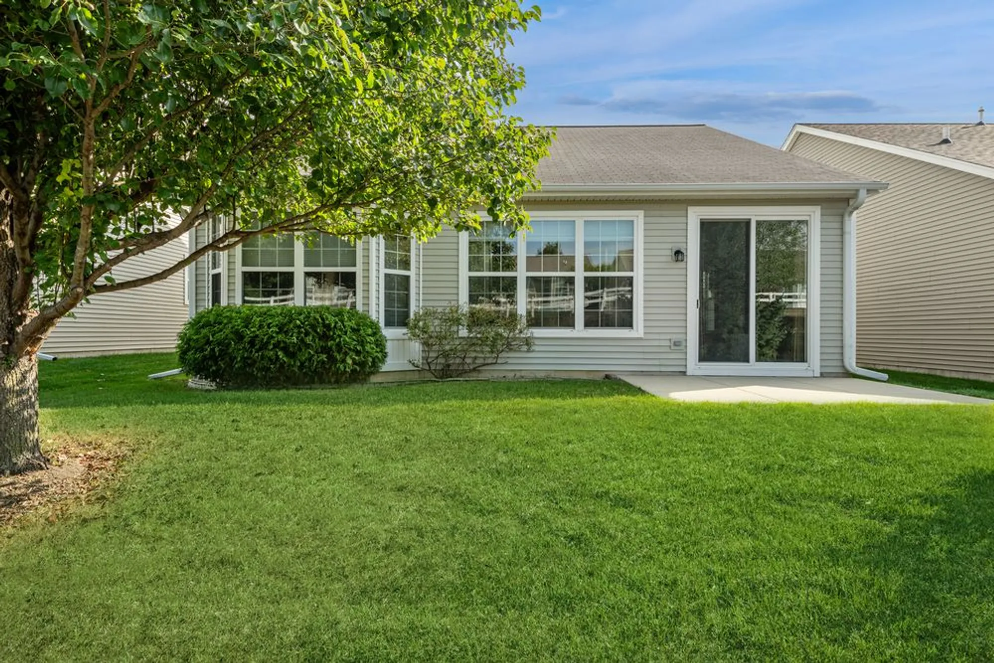 Property Slideshow image 16 of 19 | 2864 edgewater dr, Elgin, IL, 60124
