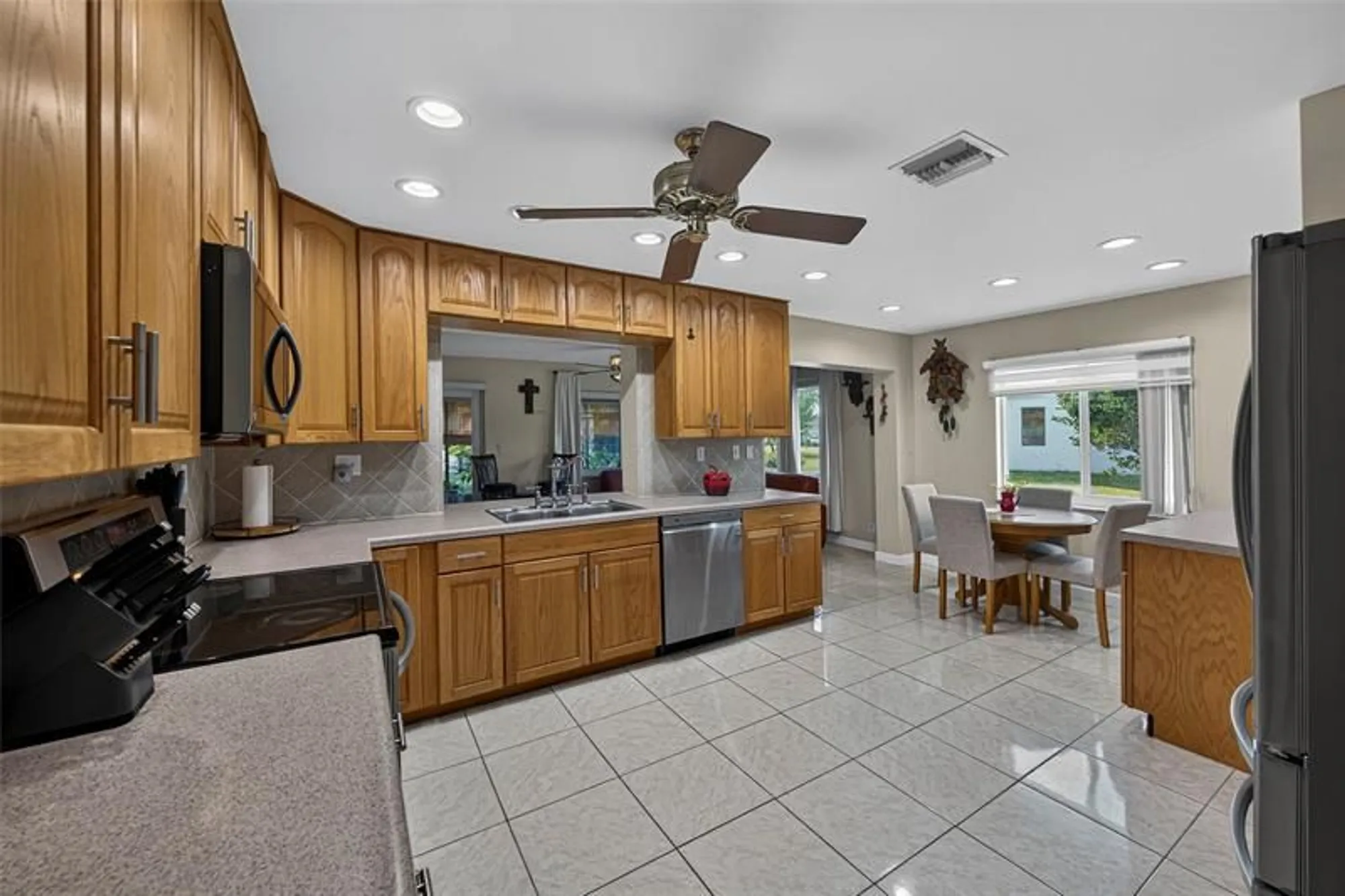 Property Slideshow image 23 of 50 | 9812 nw 75th ct, Tamarac, FL, 33321