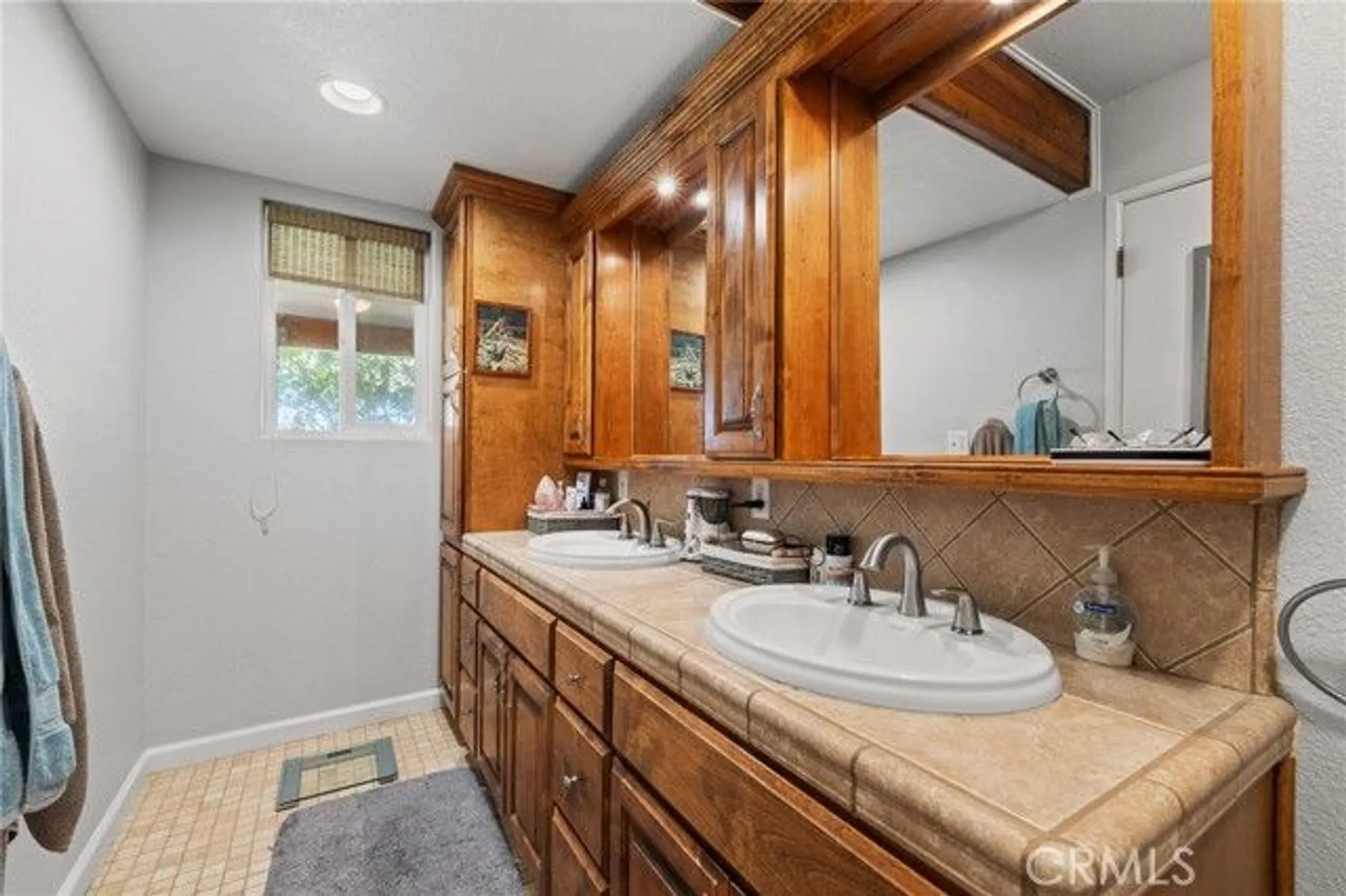 Property Slideshow image 32 of 48 | 704 river oaks dr, Bakersfield, CA, 93309