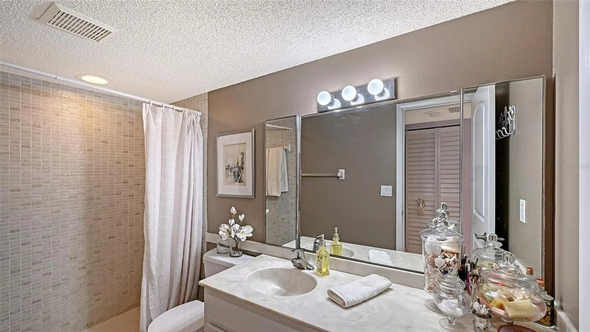 Property Slideshow image 14 of 30 | 2640 clubhouse dr 203, Sarasota, FL, 34232