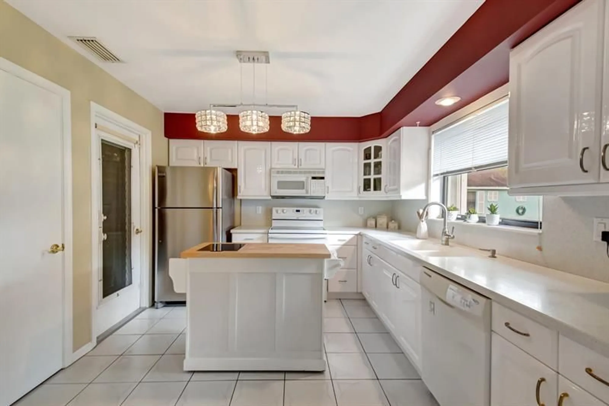 Property Slideshow image 21 of 66 | 9800 pecan tree dr b, Boynton Beach, FL, 33436